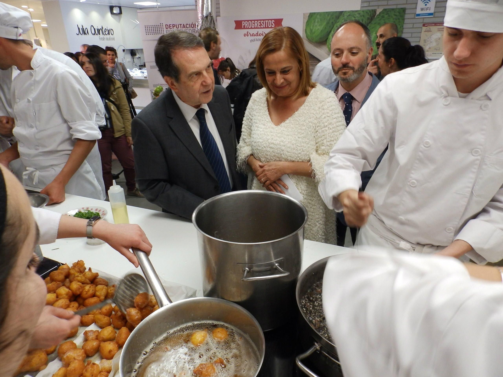 Carmela Silva, presidenta de la Diputación de Pontevedra, el alcalde Abel Caballero y el concejal David Regades acudieron a a degustación ofrecida por los alumnos del CEIP Manuel Antonio.