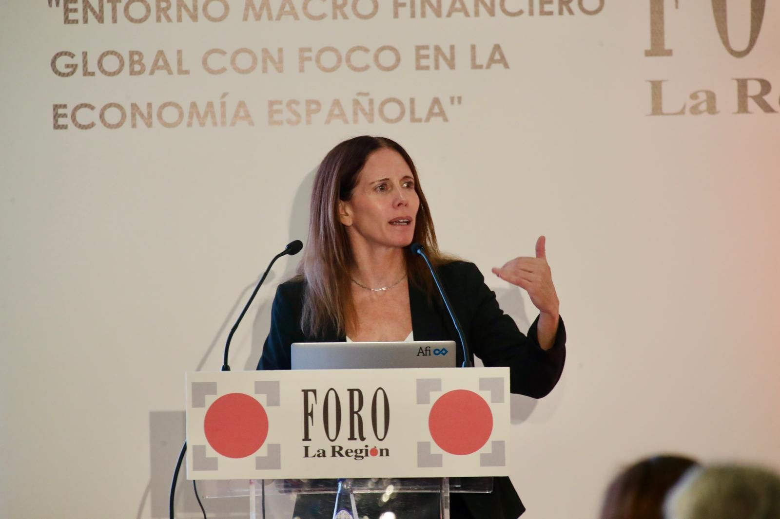 Galería | Numerosos invitados se dan cita en el Foro La Región para escuchar a Luciana Taft, consultora de AFI