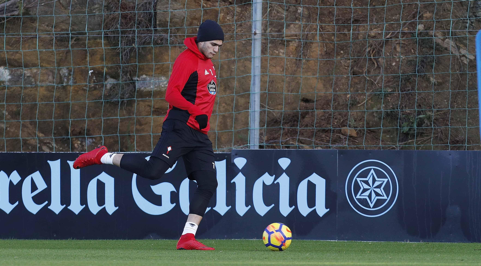 Maxi Gómez golpea el balón durante el entrenamiento de ayer en las instalaciones de A Madroa.