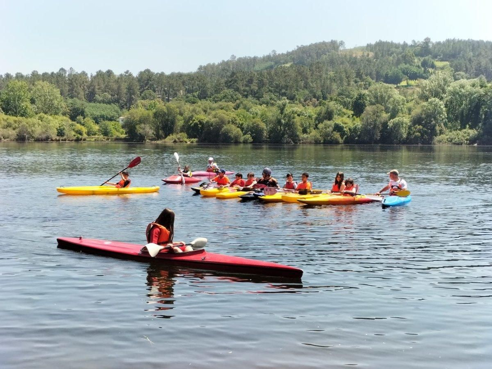 Actividad de piragüismo del CEIP Carmen García Carrasco en Cenlle.