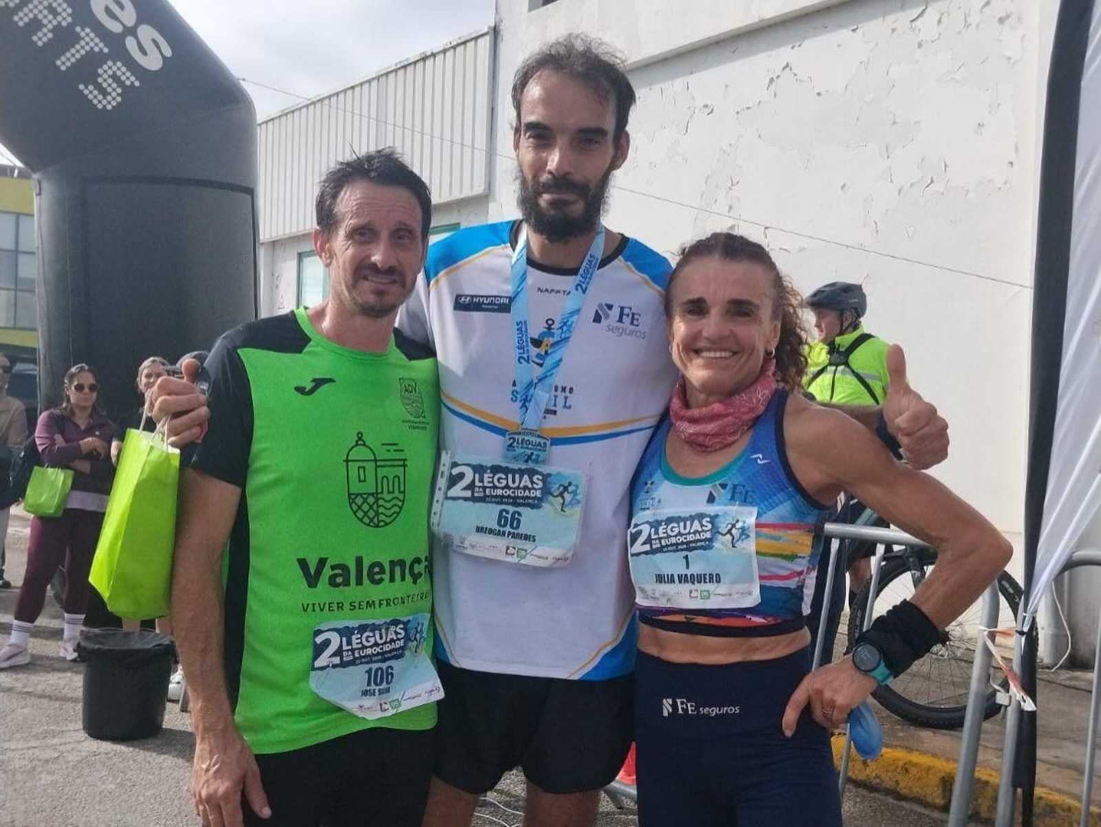 Julia Vaquero, en Valença junto a otros corredores.