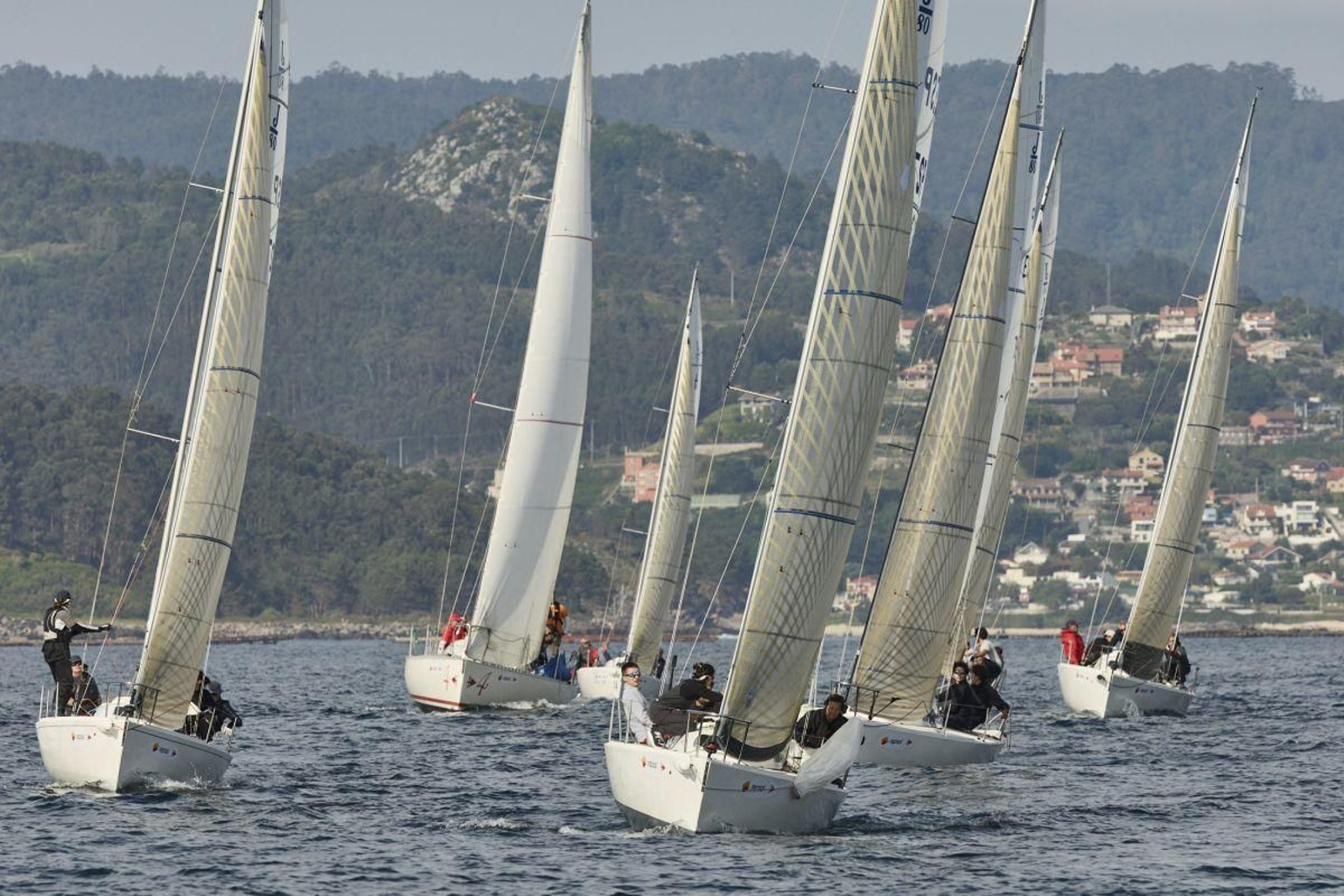 Los J80, ayer, en la primera jornada del Trofeo Repsol en Baiona.