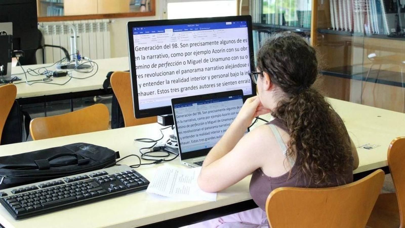 Una alumna con discapacidad visual examinándose ayer en el CRE de la ONCE en Pontevedra.