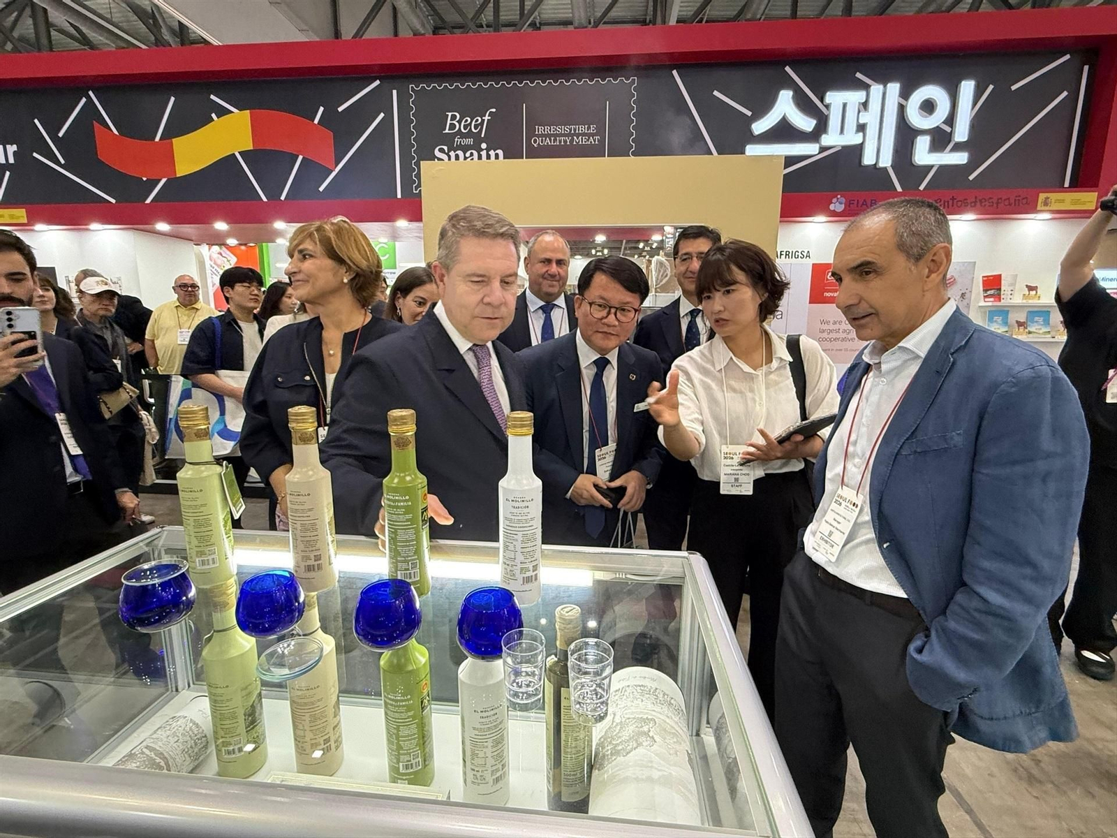 García Page frente a un stand de licores