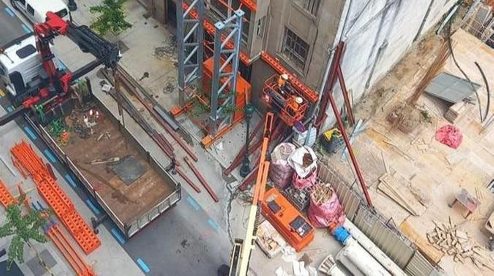 Imagen de cuando comenzaron los trabajos para asegurar el edificio.