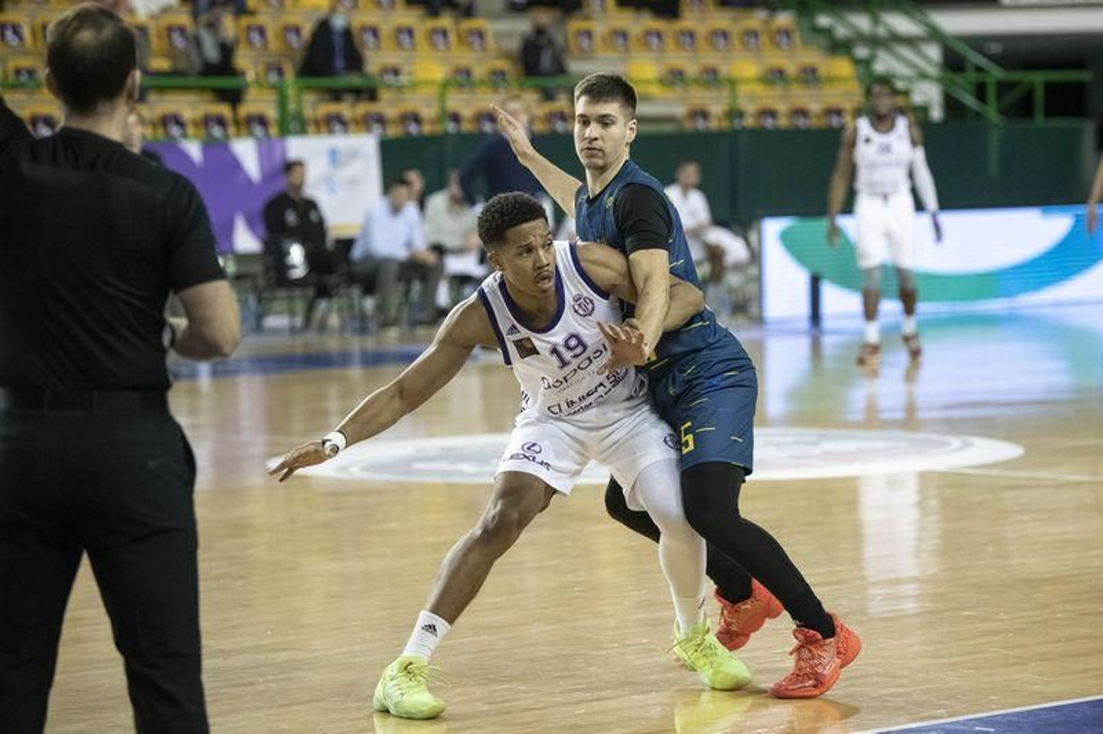 Partido de LEB Oro en el Pazo Paco Paz entre el COB y el Valladolid // FOTO: ÓSCAR PINAL