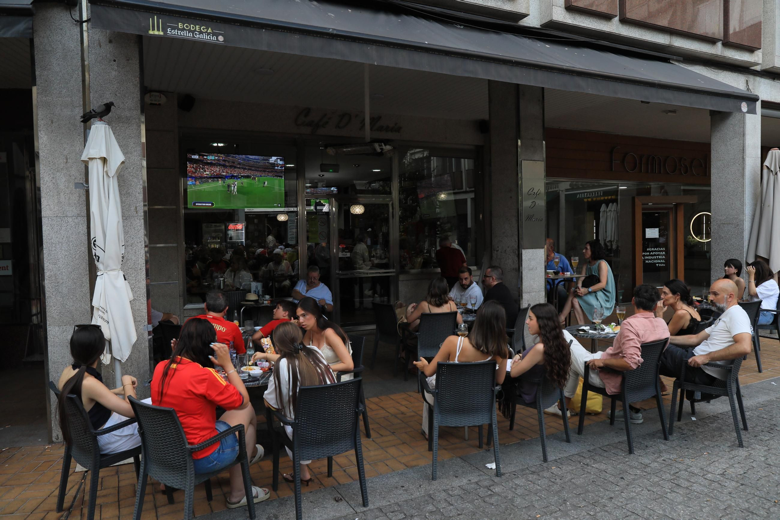 Galería | Ambiente y expectación en las terrazas de Ourense para disfrutar del partido de la selección española ante Portugal , en fotos