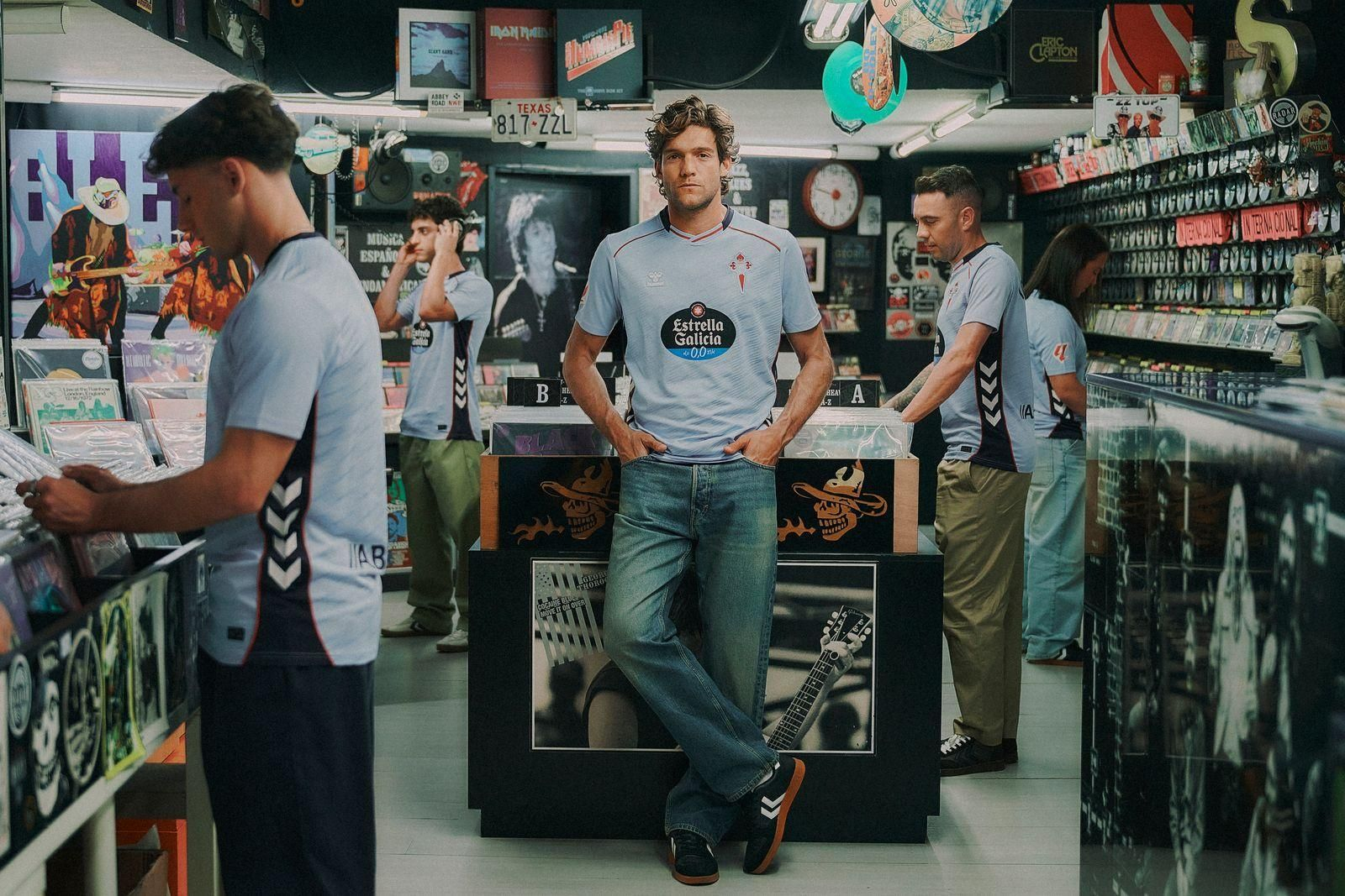 Pablo Durán, Hugo Álvarez, Marcos Alonso, Iago Aspas y Sara Álvarez ‘Muñi’, con la nueva camiseta.