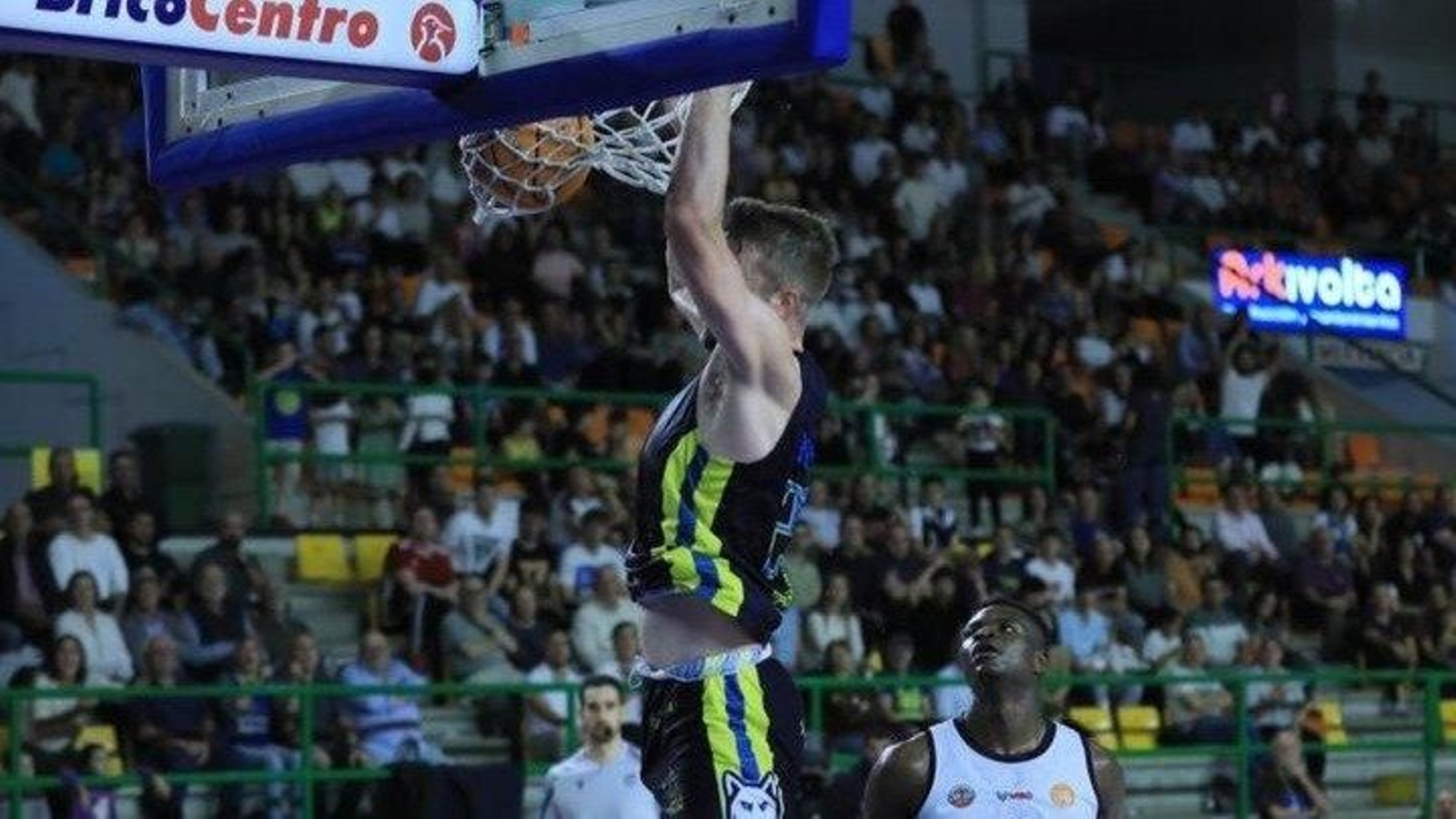 Ben Krikke machaca en el encuentro disputado ante el Cantabria en el Pazo.