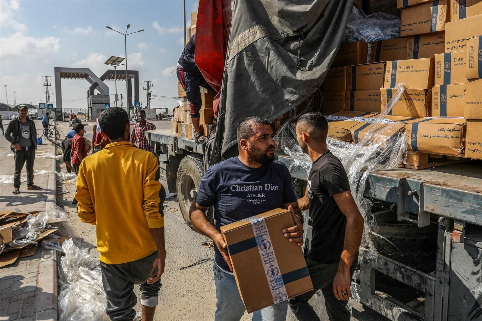 Palestinos descargando un camión con ayuda humanitaria. // Europa Press