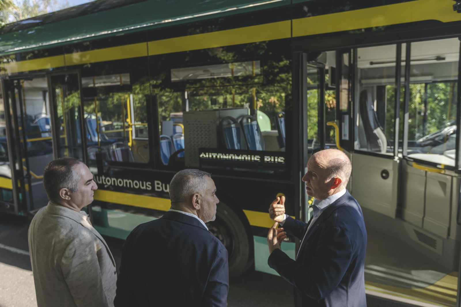 Slava Ostrovsky (izquierda) y Carlos Rivo (derecha) explican a los asistentes el funcionamiento del bus.