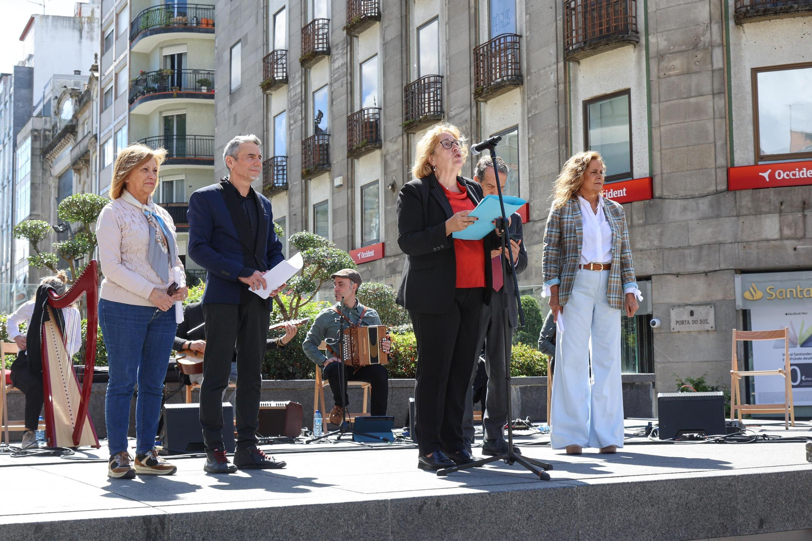 Galería | Begoña Caamaño es homenajeada en la Porta do Sol por las Letras Galegas
