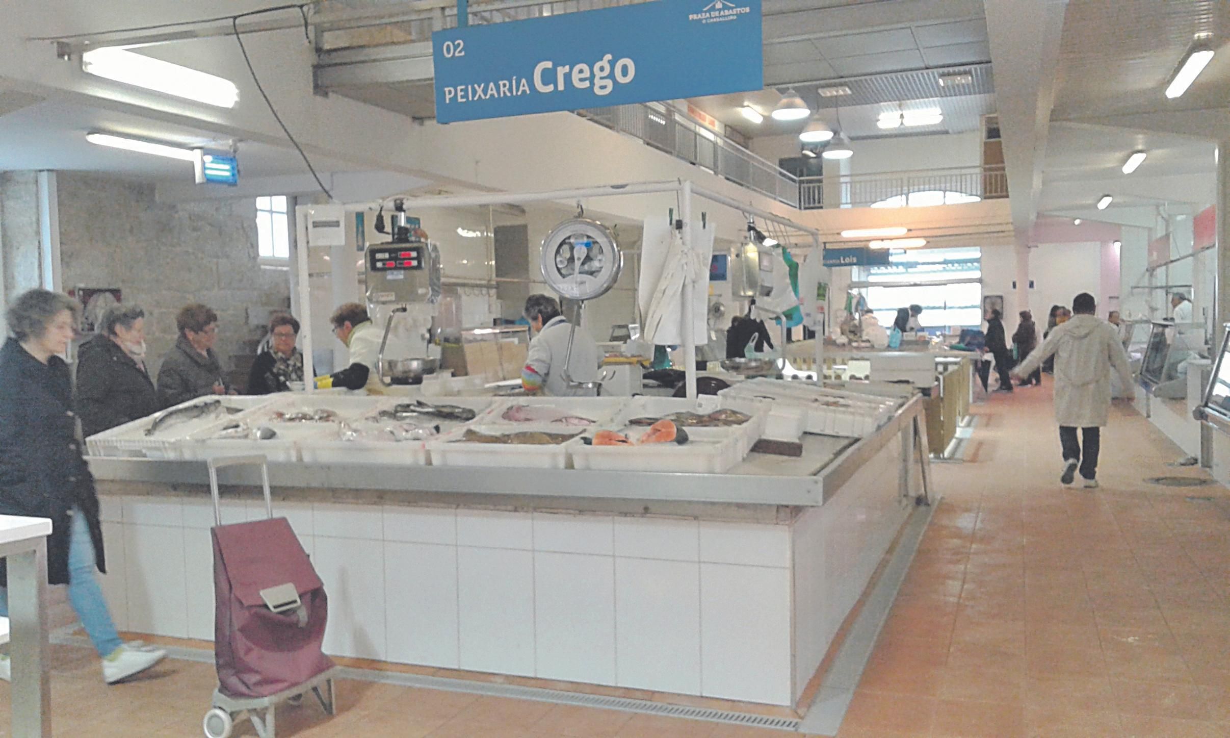 Uno de los puestos de pescado de la plaza de abastos de Carballiño. (S.P.)