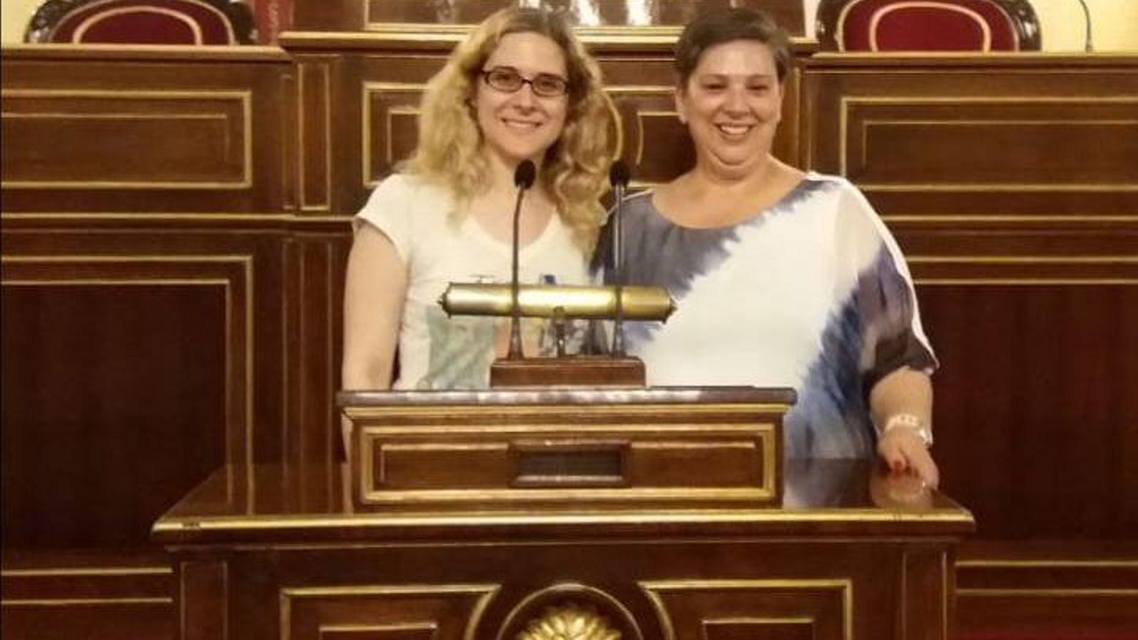 Fiorenza en el Senado junto a la Senadora Rosa Domínguez de Posada, mientras luchaban por una ley de nacionalidad