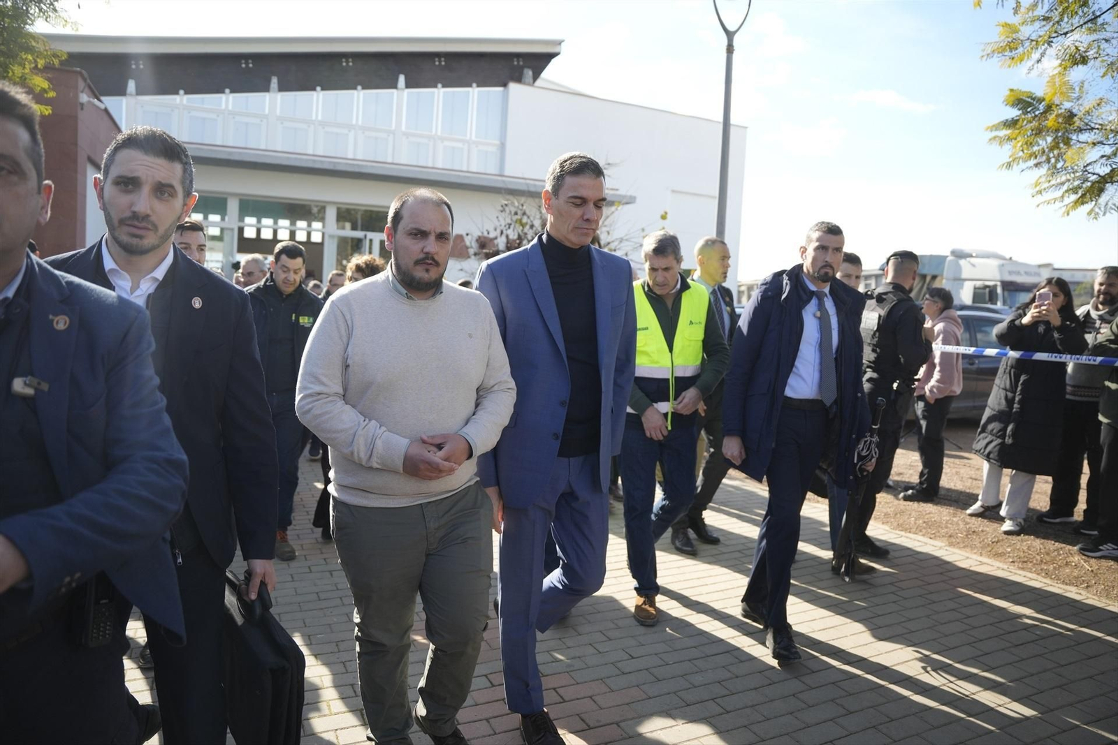 Pedro Sánchez es acompañado por Rafael Ángel Moreno, alcalde de Adamuz.