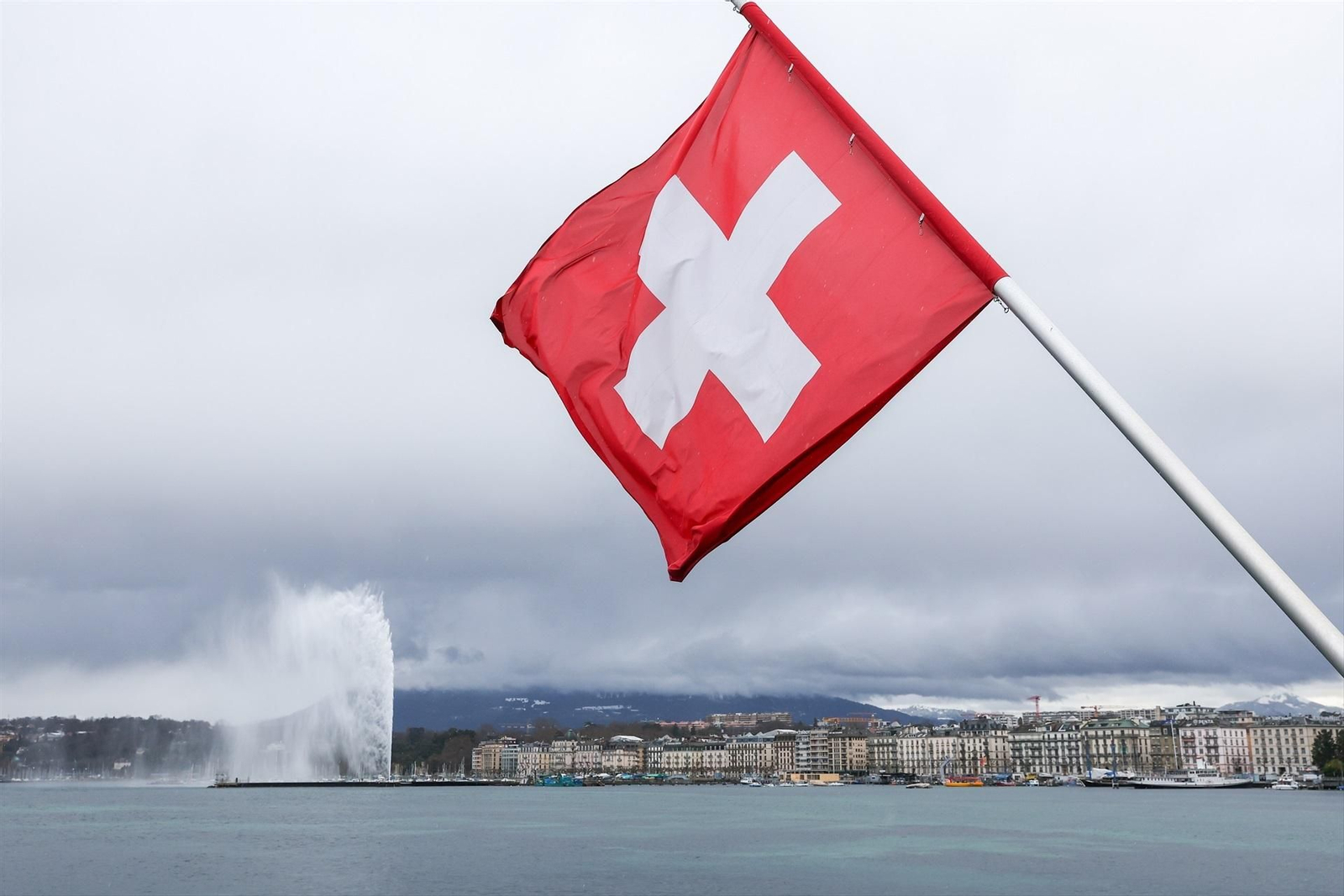Una bandera suiza ondeando