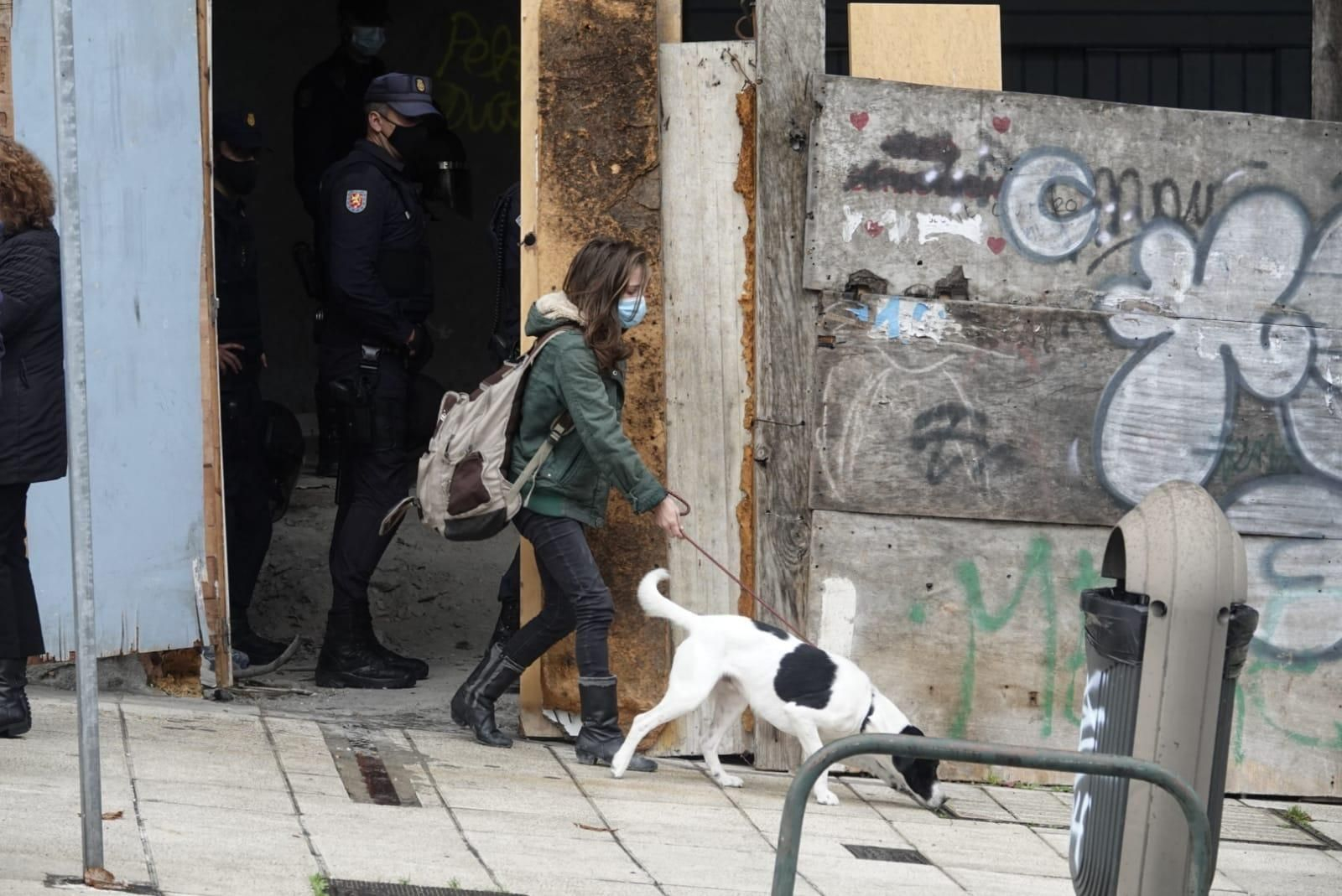 La Policía Nacional desaloja el edificio okupado en la Gran Vía de Vigo // Vicente