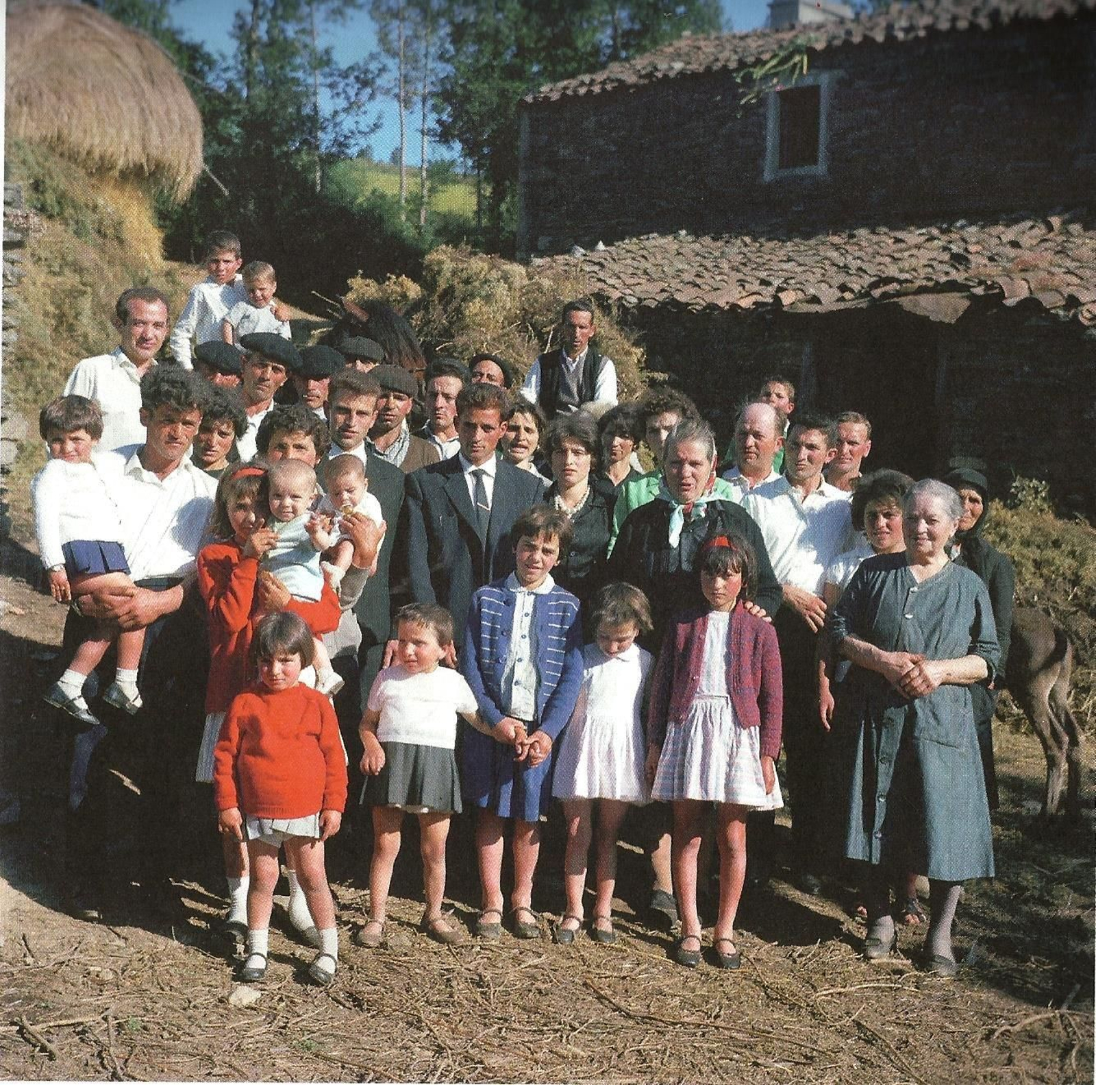 Novios con invitados en Xermade, Ardemil.