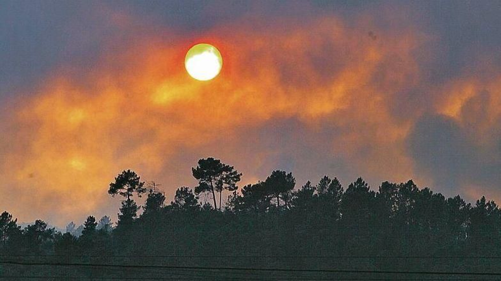 Incendio forestal que rodea Beade y los viñedos aledaños.