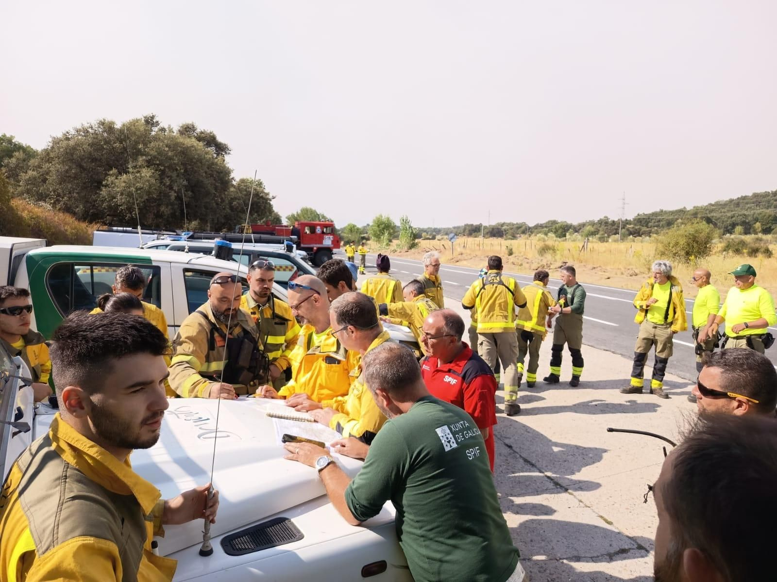 Medios gallegos despleagos en Ávila para combatir los incendios forestales.