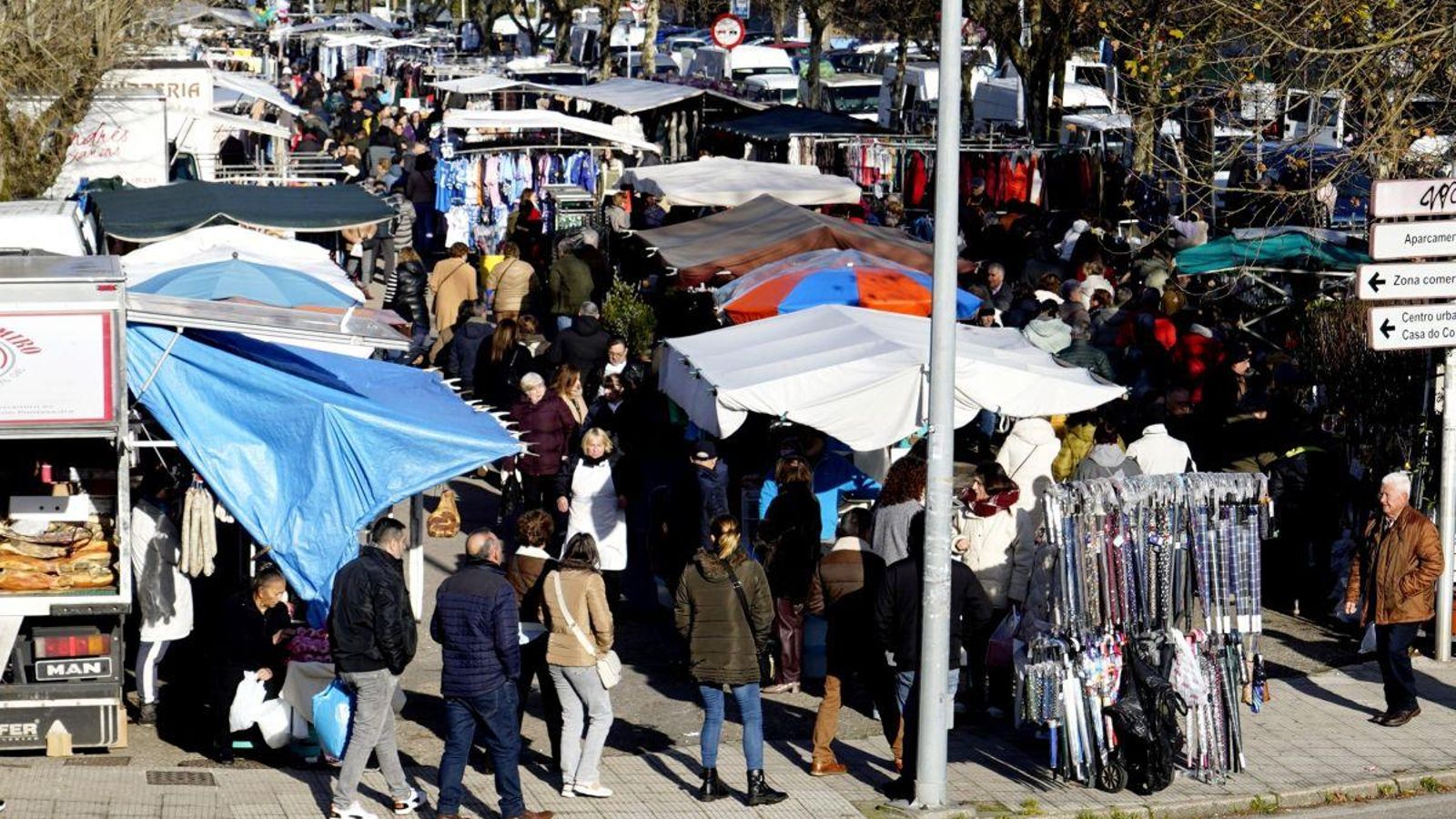 Pasear por la feria de Reyes es ya una tradición del día 6. Nunca se sabe cuando puede aparecer una ganga en su centenar de puestos.