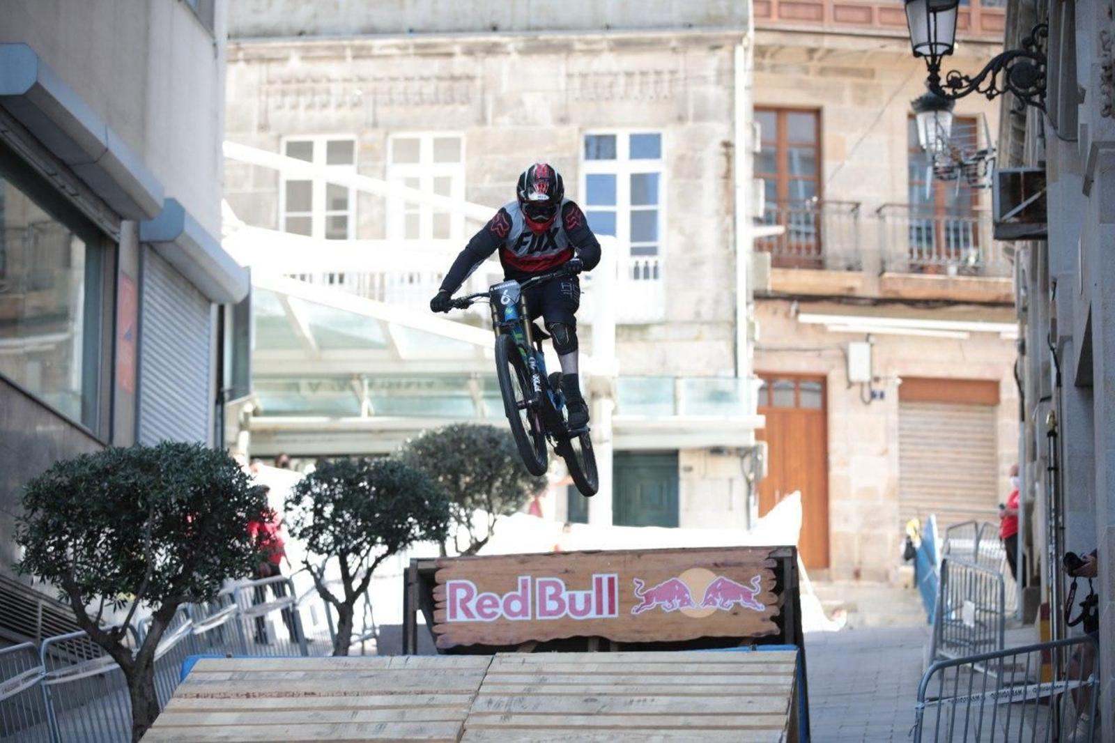 El tradicional descenso de la bicis por el Casco Vello volvió a ser una de las pruebas más espectaculares.
