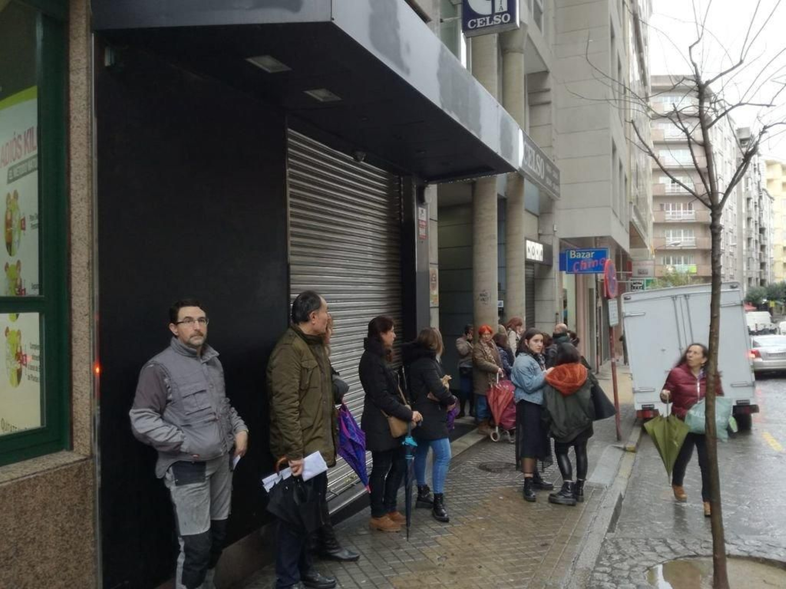 Padres y jóvenes hacían cola este lunes en el exterior de la discoteca.