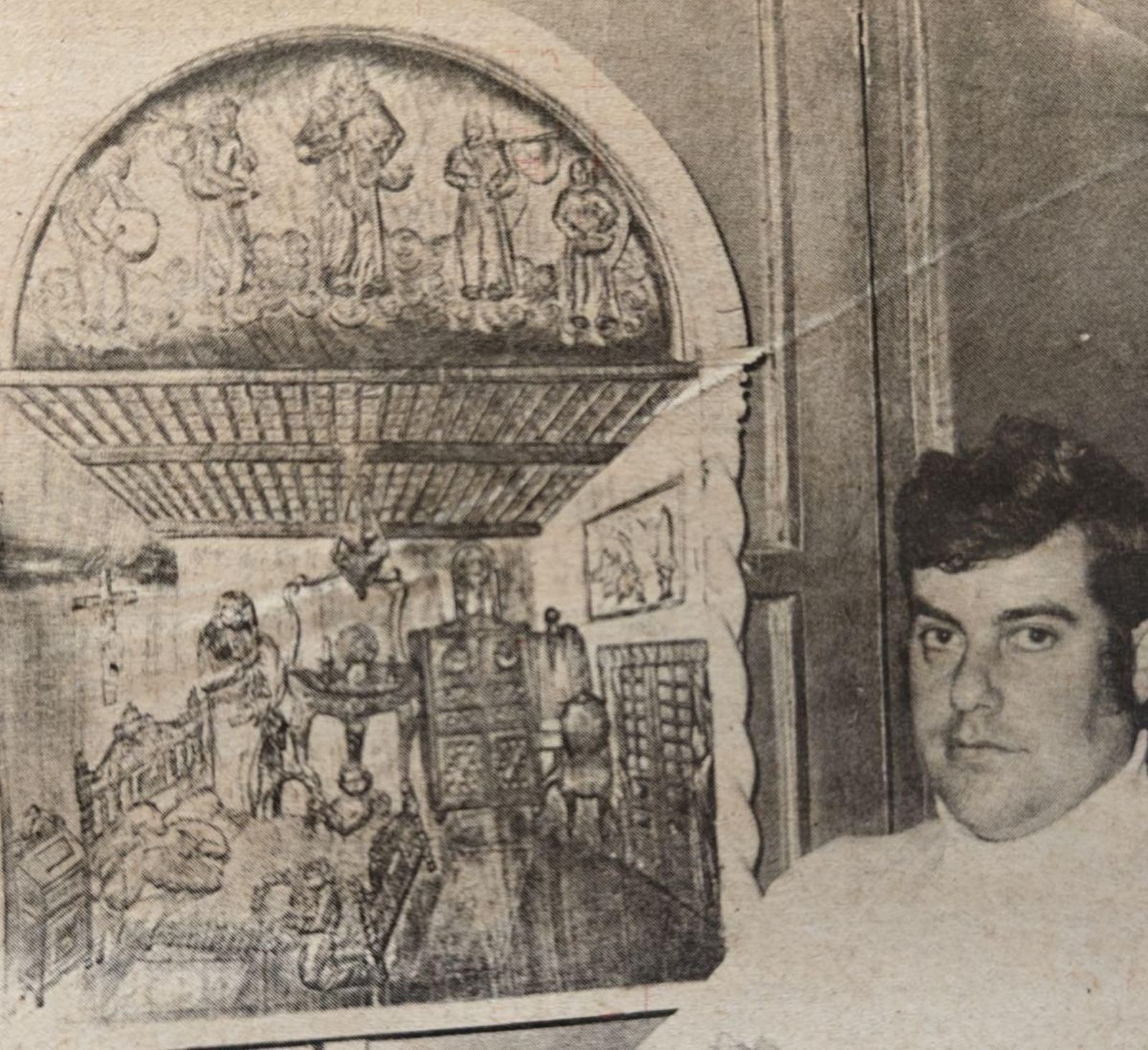 José González Lemos “Legoxo” y uno de sus bajorrelieves.