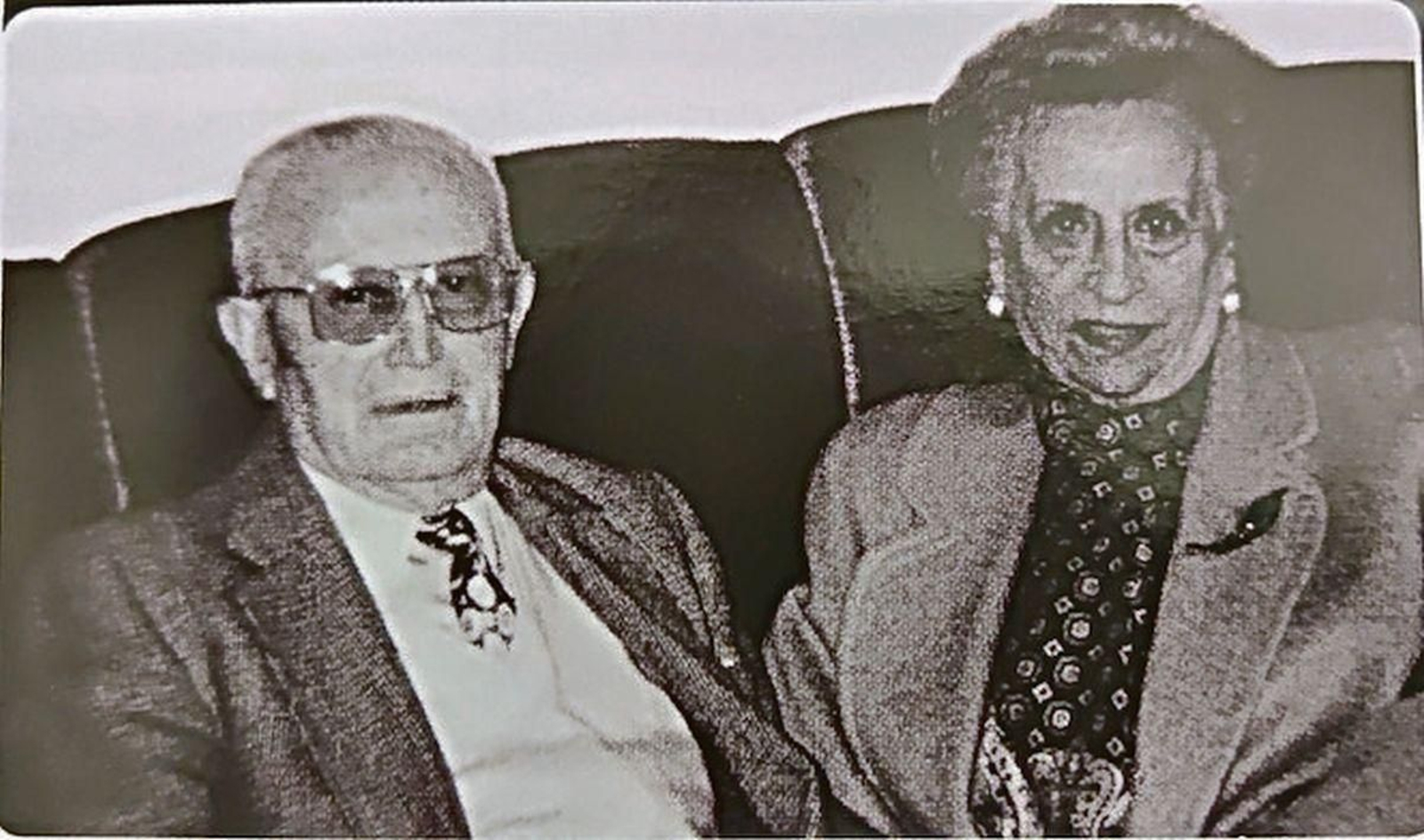 Aurelio, el tipógrafo salvador de estas fotografías históricas, y su mujer.