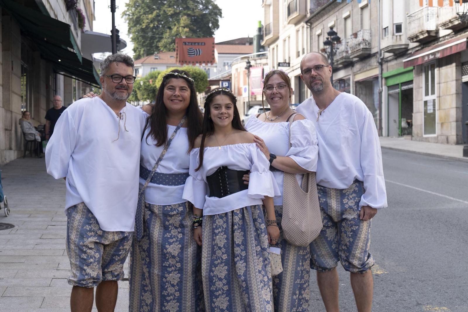 Galería | Reyes, clero, doncellas y caballeros desfilan por las calles de Ribadavia en la Festa da Istoria