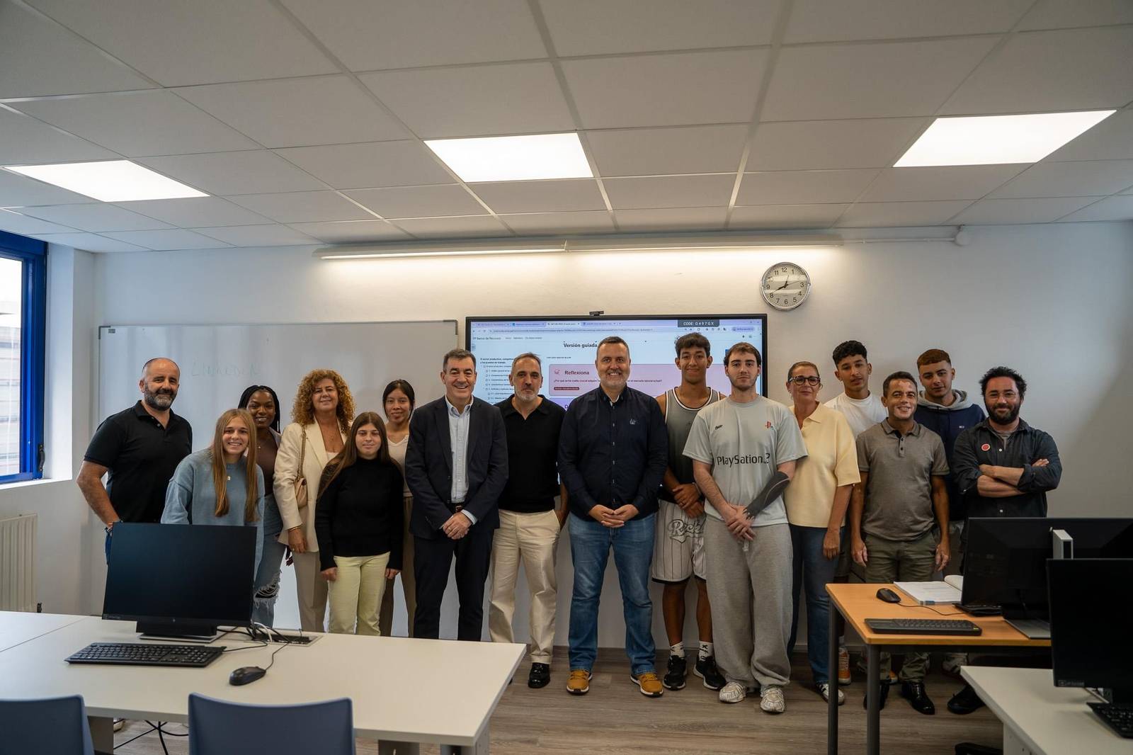 El conselleiro Román Rodríguez, con los 13 alumnos de FP Básica para adultos de Vigo.