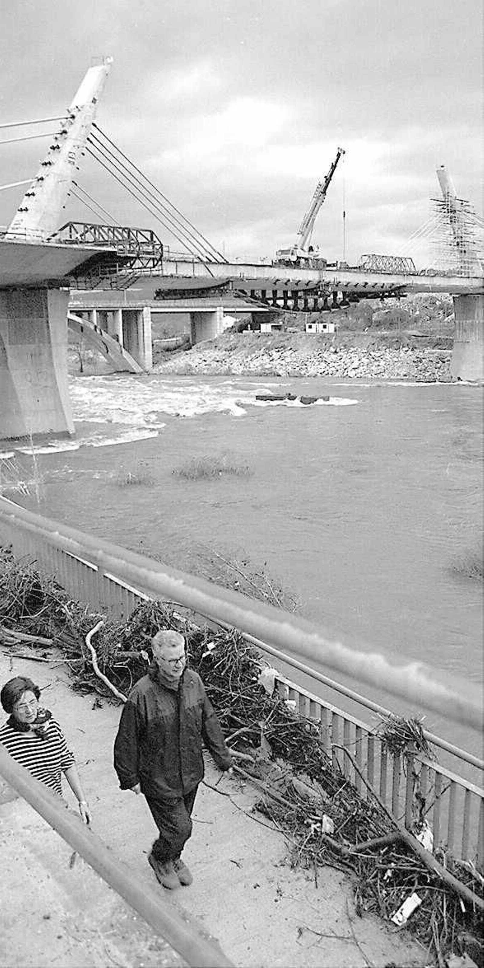La construcción del emblemático Puente del Milenio hace 25 años cambiaba el skyline de Ourense, en fotos