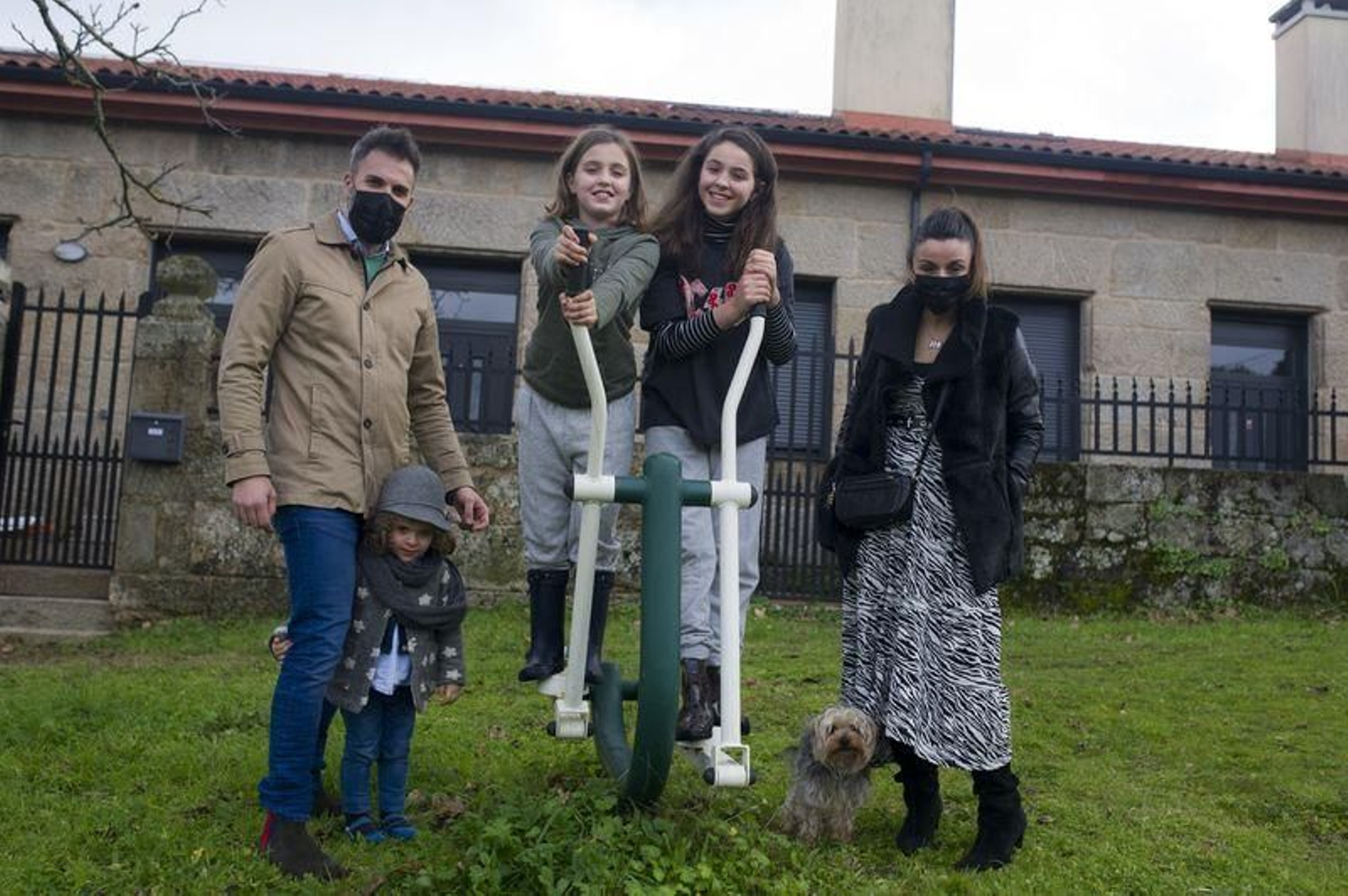La familia de Borja Corrochano y Ainhoa Pereira, vecinos de Barra de Miño. (Foto: José Paz)