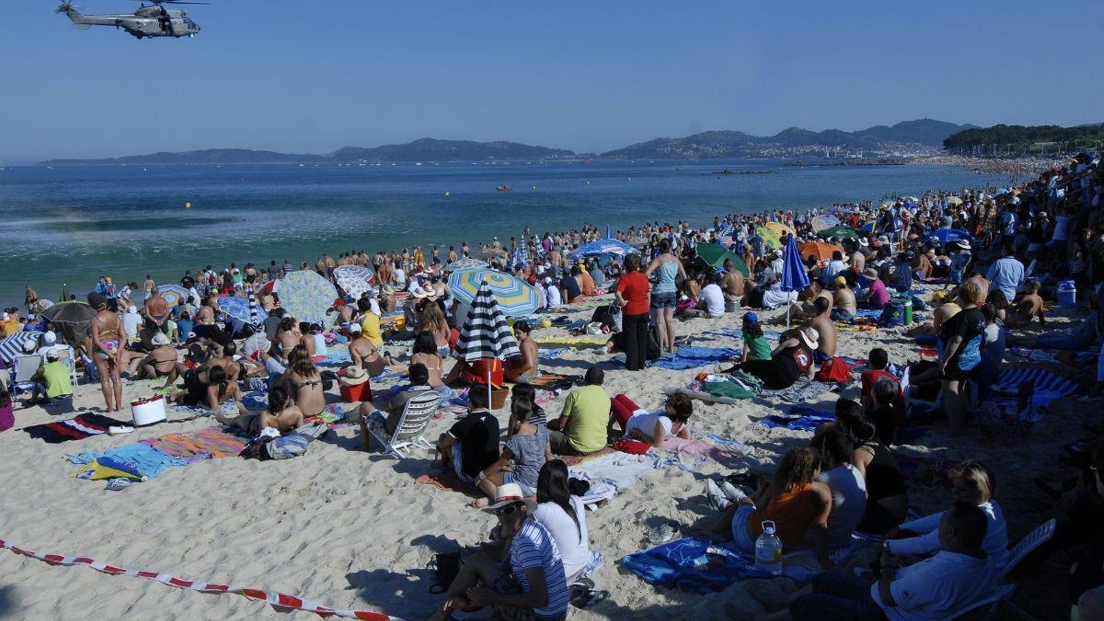 La playa, abarrotada de vigueses en el Festival Aéreo de 2010