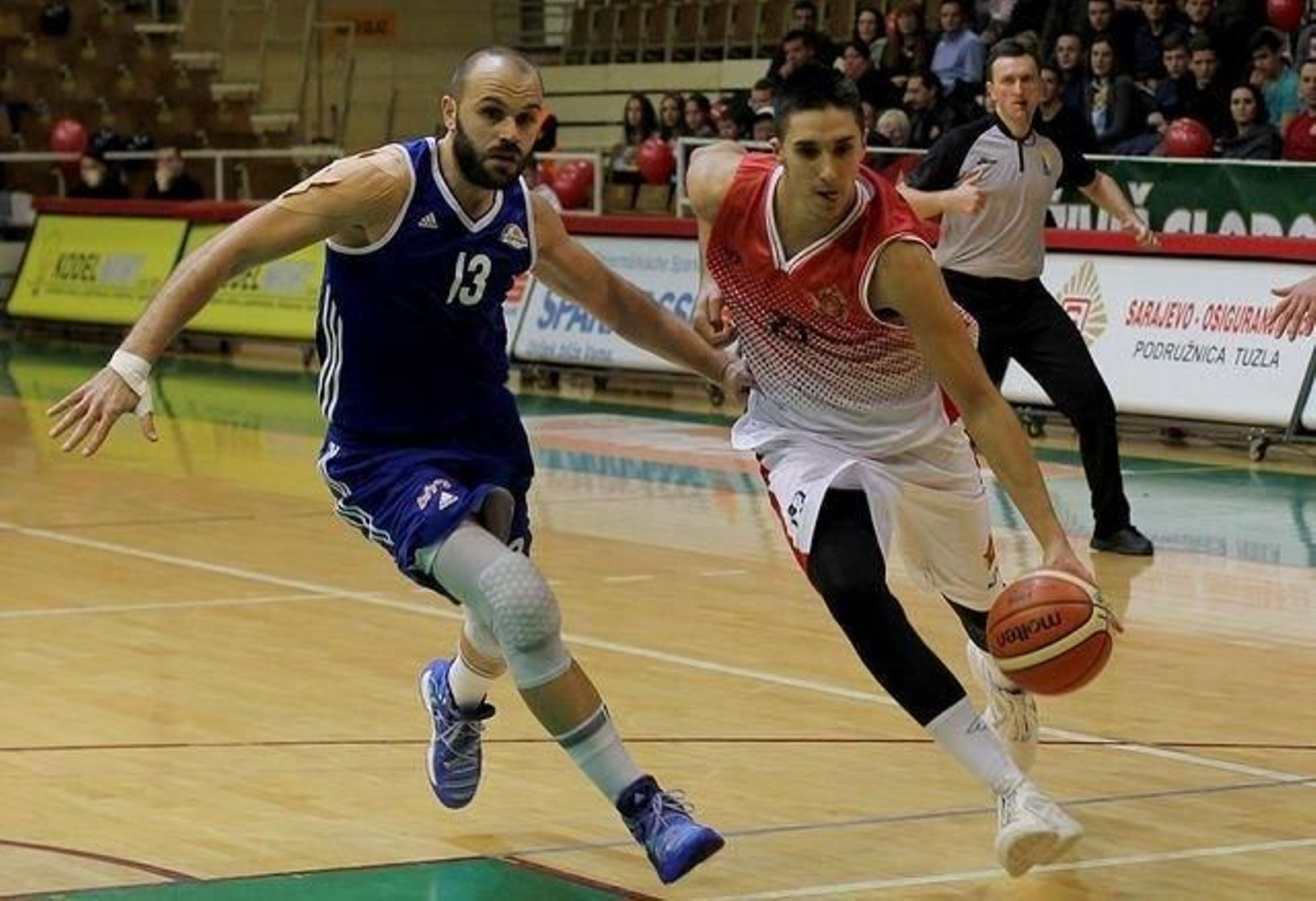 Nedzad Muratovic, con el balón durante un partido con el OKK Sloboda Tuzla.