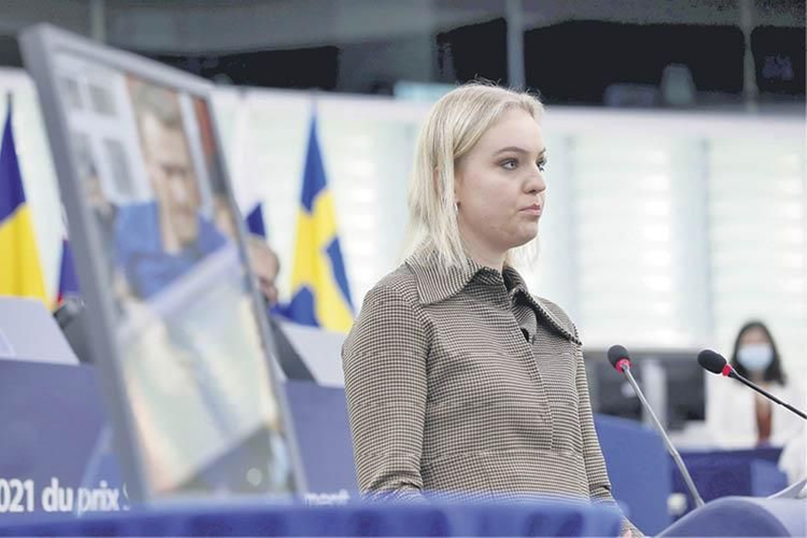 La hija del opositor ruso encarecelado en Moscú, Alexéi Navalni, recogiendo el premio Sájarov.