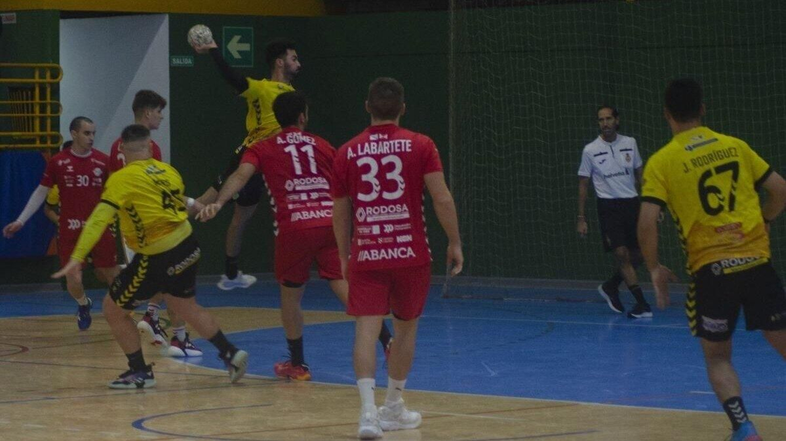 Pablo Gayoso, del Ribeiro Rodosa, se dispone a lanzar a portería.