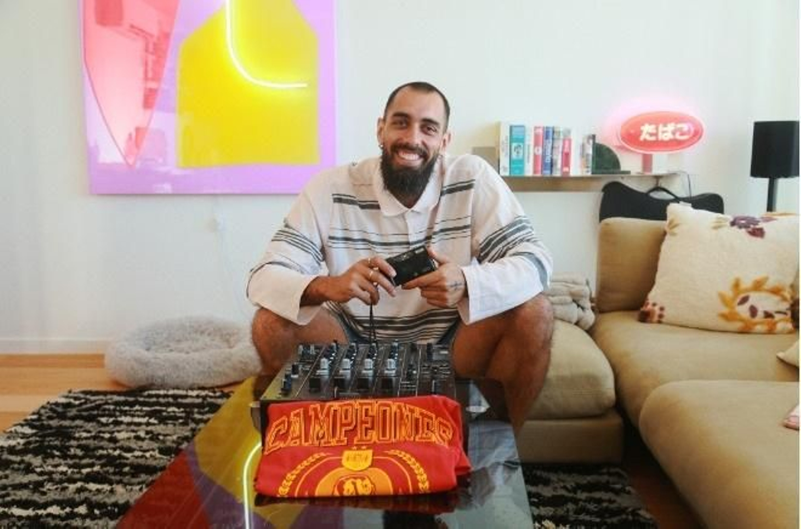Borja Iglesias sube a Wallapop su camiseta de celebración del Mundial, una cámara y su mesa de DJ.