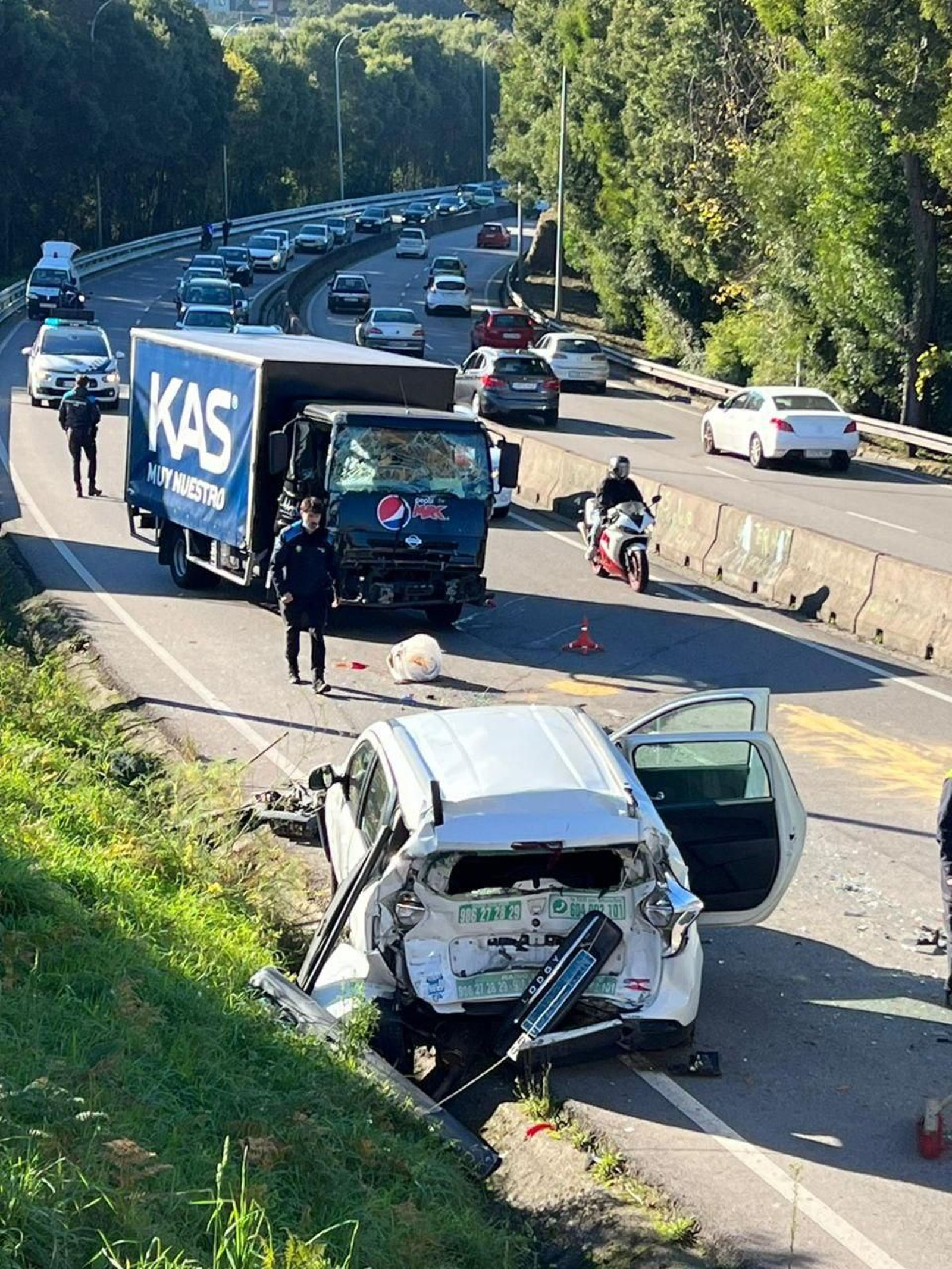Brutal accidente entre un taxi y un camión en la avenida Arquitecto Palacios. // Alberte