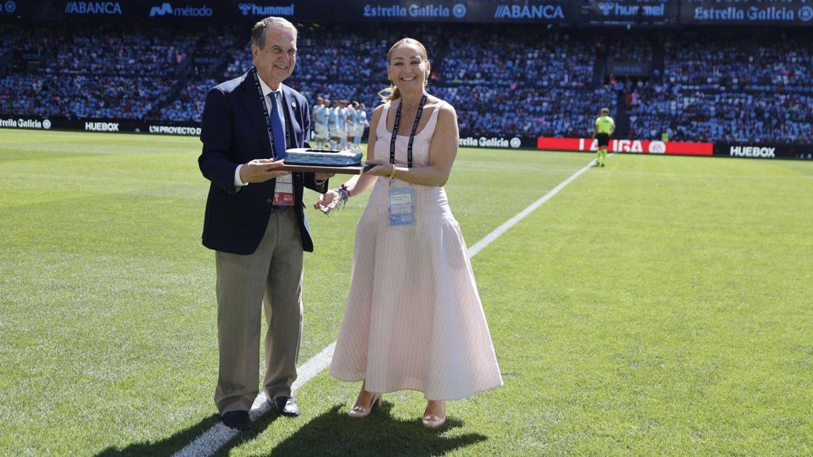 Marián Mouriño entrega una maqueta del estadio a Abel Caballero.