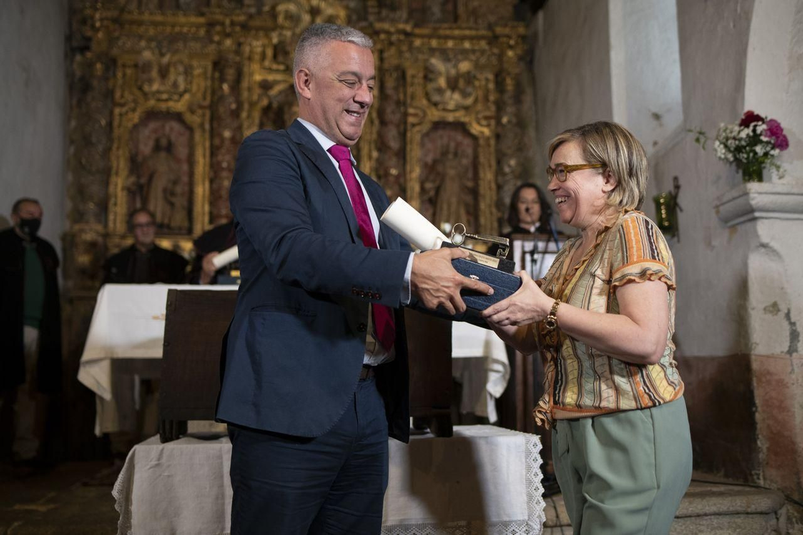 Acto de entrega do diploma acreditativo como xuíza do Couto Mixto. Entregado por Valentín García a Chelo Castro.