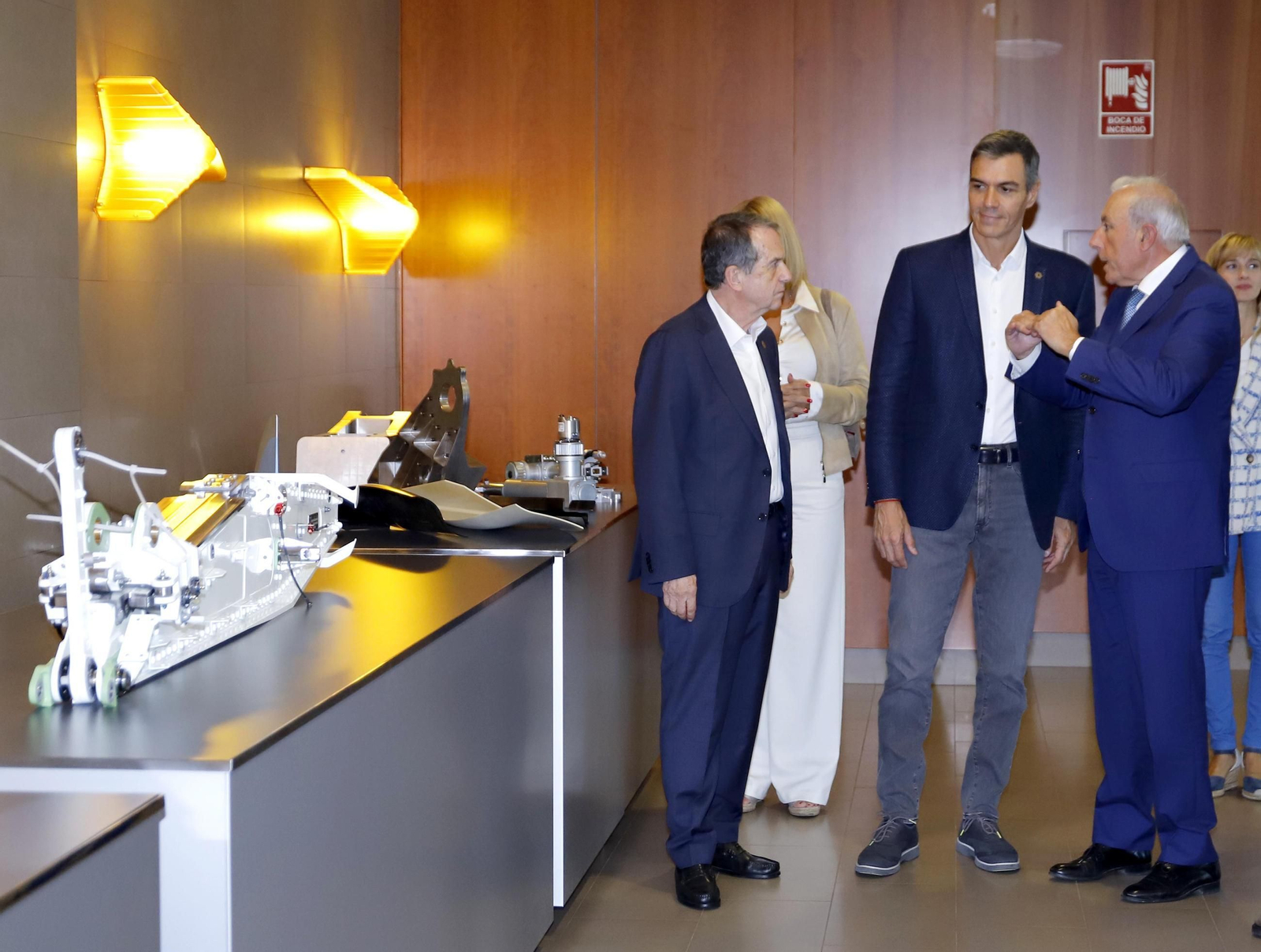 Galería | Pedro Sánchez visita las instalaciones de Delta Vigo en el PTL de Valadares