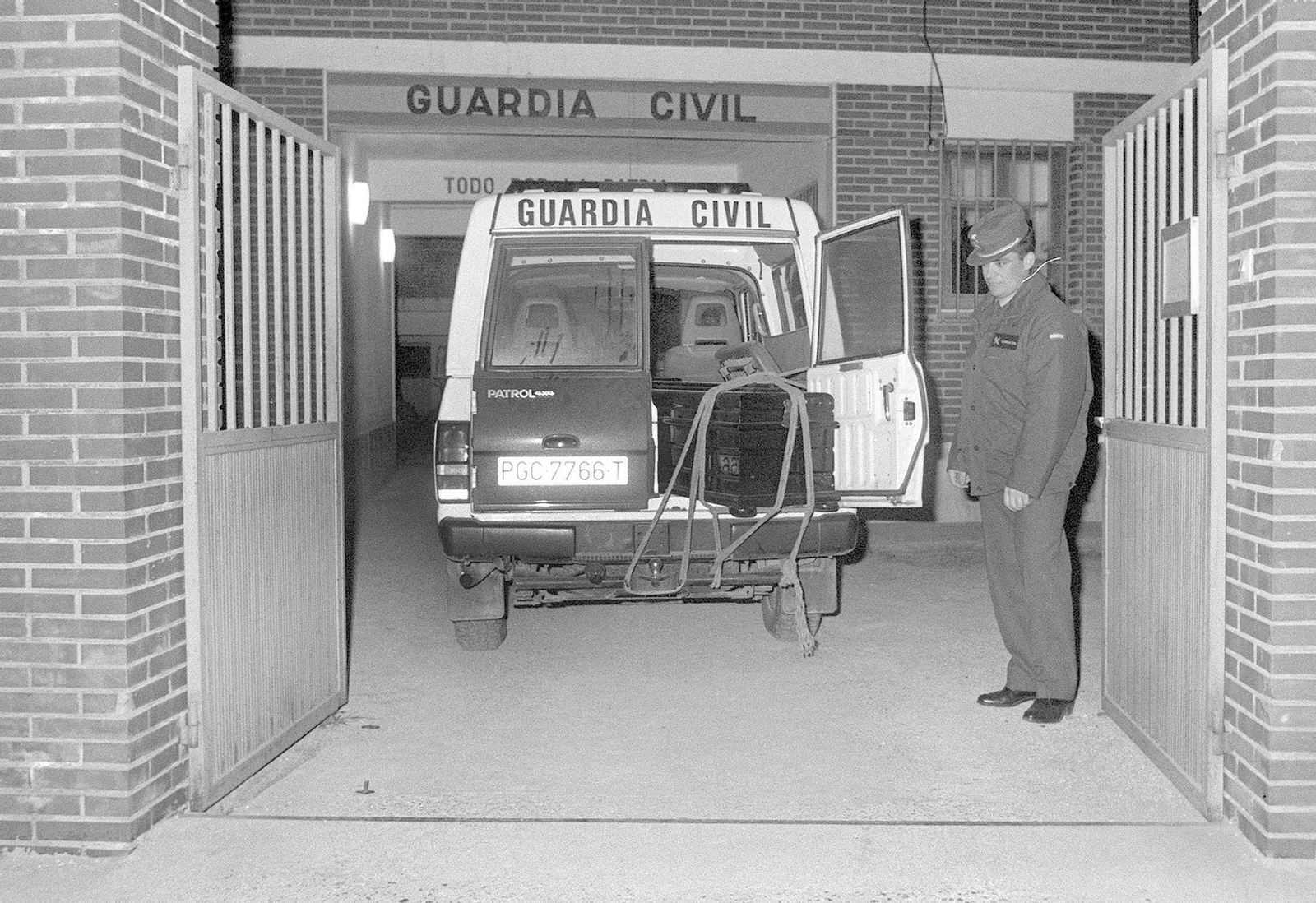 Imagen de archivo del 27/01/1993; un vehículo de la Guardia Civil  transporta los féretros de las tres niñas el día que aparecieron en un paraje cerca de Valencia.
