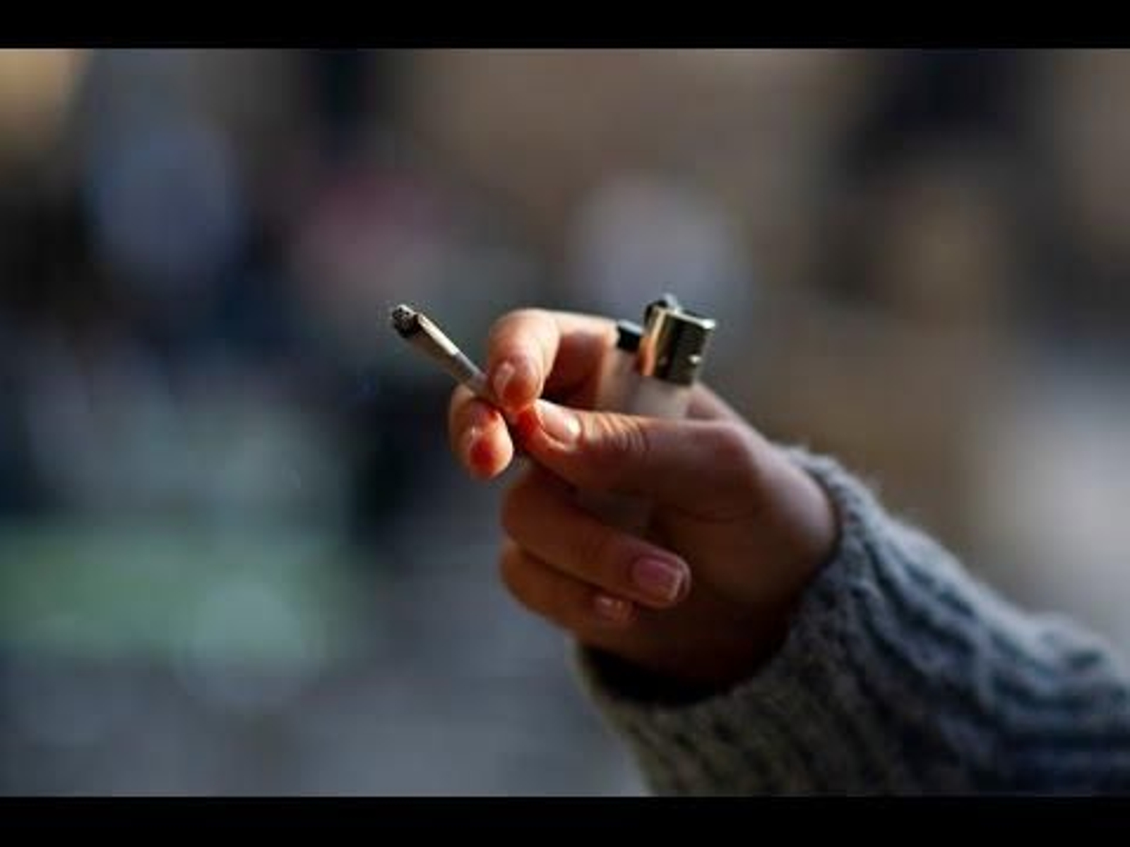 Imagen de archivo de una persona fumando un cigarro