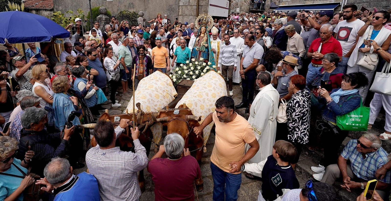 El momento en que la Virgen sube al carro para salir en procesión.