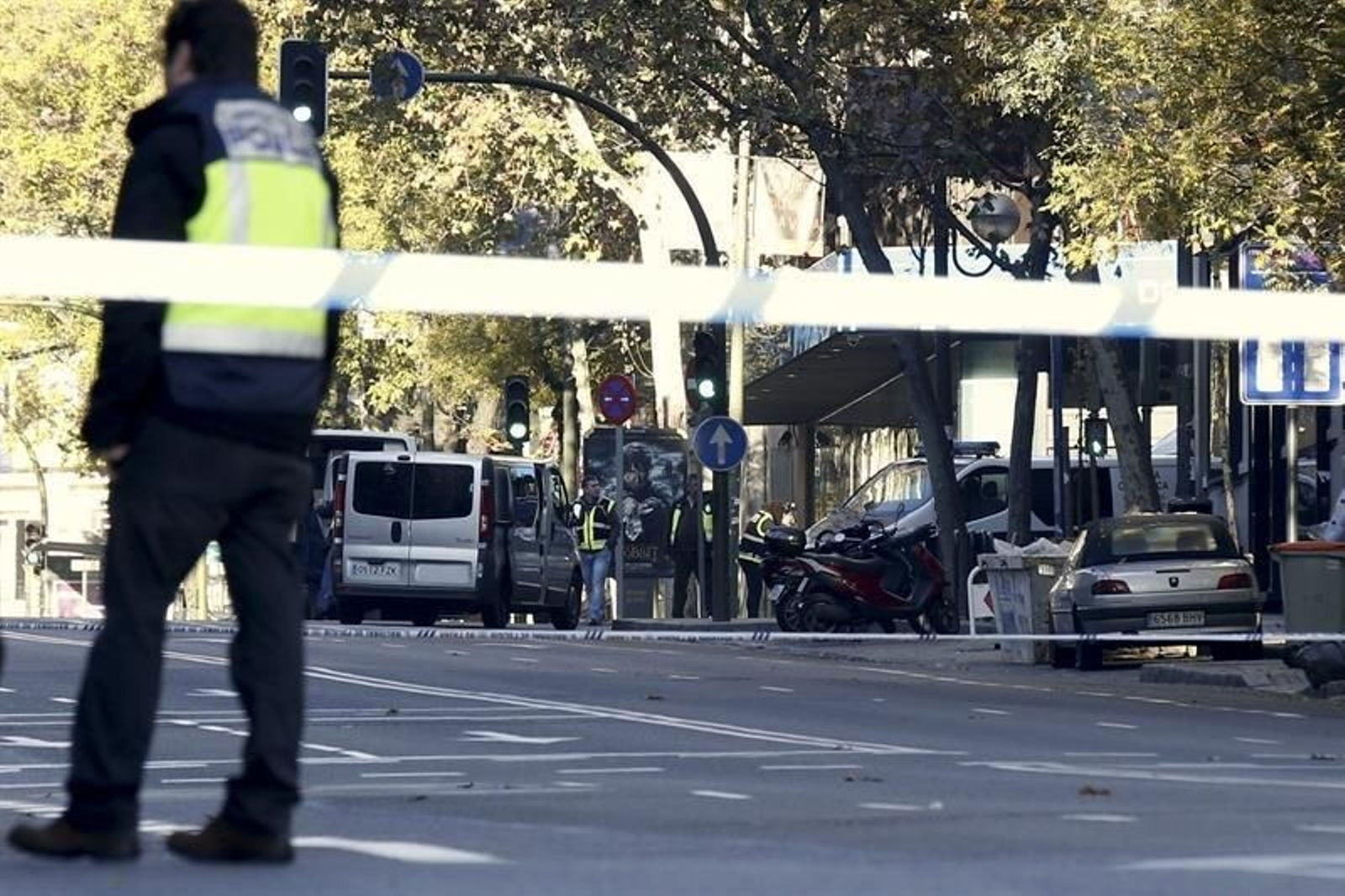 Empotran un coche contra la sede del PP en Madrid 06