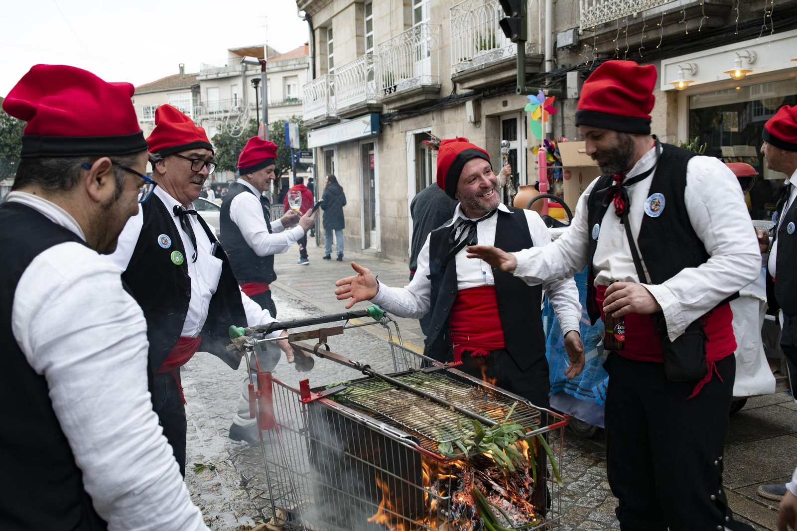 Galería |  Xinzo celebra su Domingo Oleiro con las olas volando en la Plaza Mayor