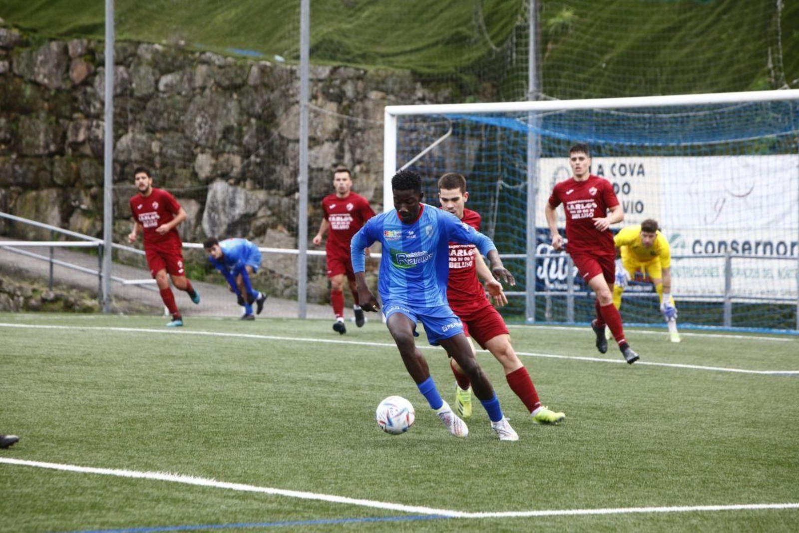 El mediocentro del Barbadás Bass, ante el Beluso. (FOTO: MIGUEL ÁNGEL).