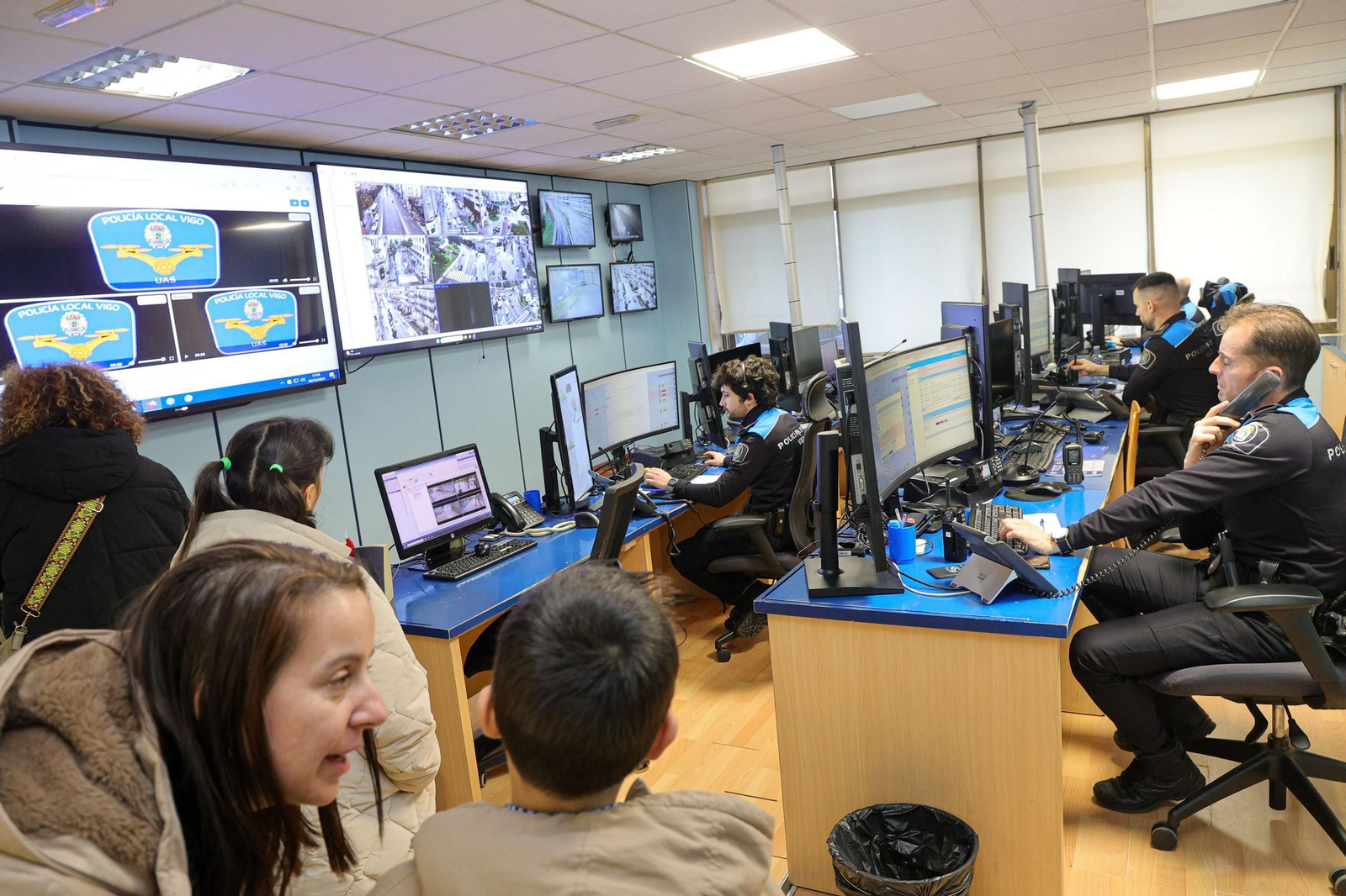 Galería | Niños y mayores descubren el trabajo de la Policía Local de Vigo