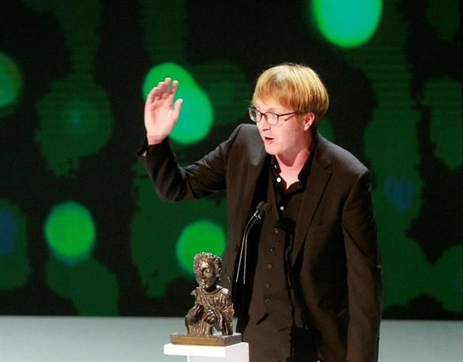 Suso López tras recibir el premio a mejor producción por 'Dhogs'.